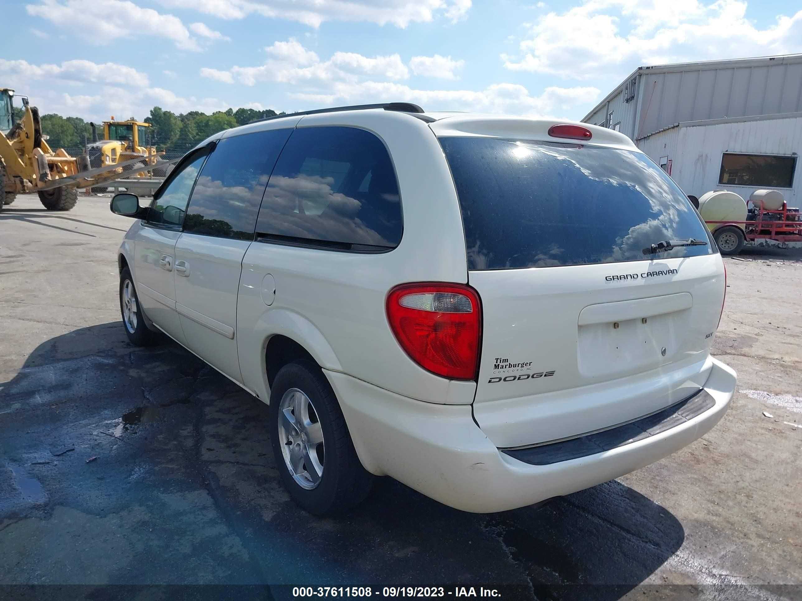 Photo 2 VIN: 2D4GP44L17R242448 - DODGE CARAVAN 