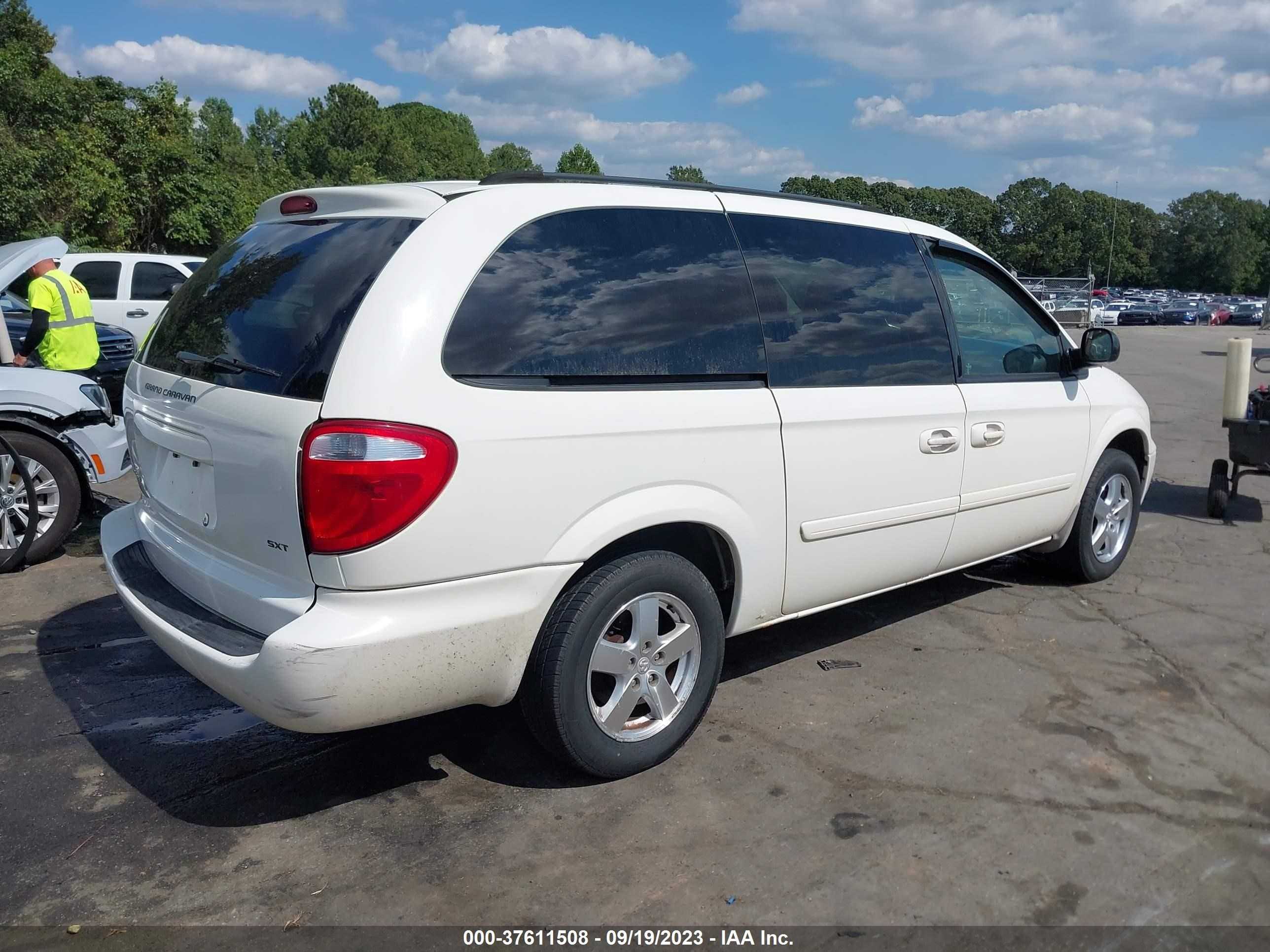 Photo 3 VIN: 2D4GP44L17R242448 - DODGE CARAVAN 