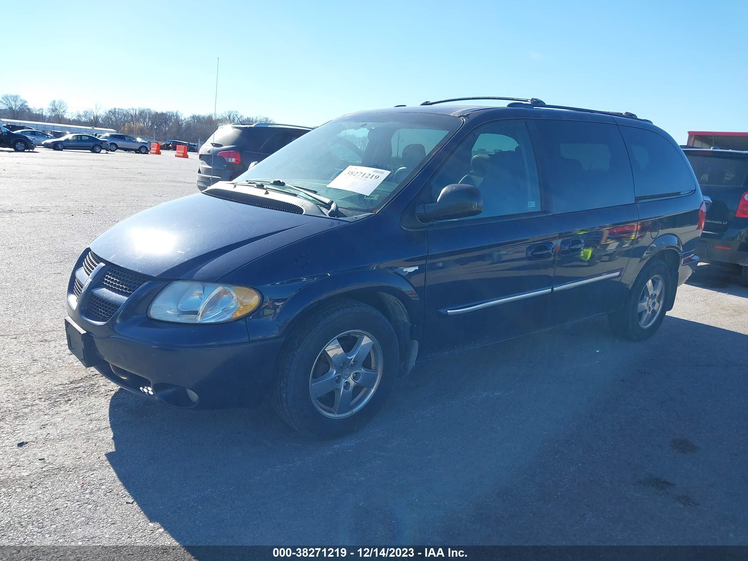 Photo 1 VIN: 2D4GP44L24R570411 - DODGE CARAVAN 