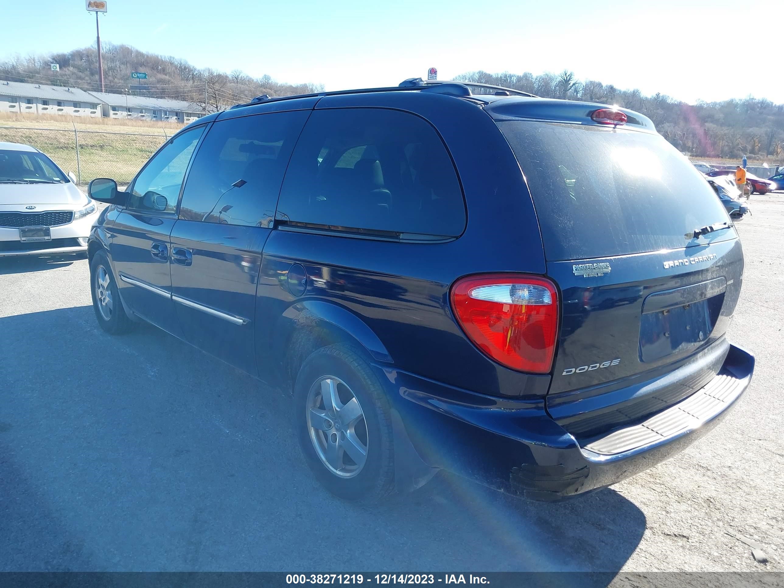 Photo 2 VIN: 2D4GP44L24R570411 - DODGE CARAVAN 