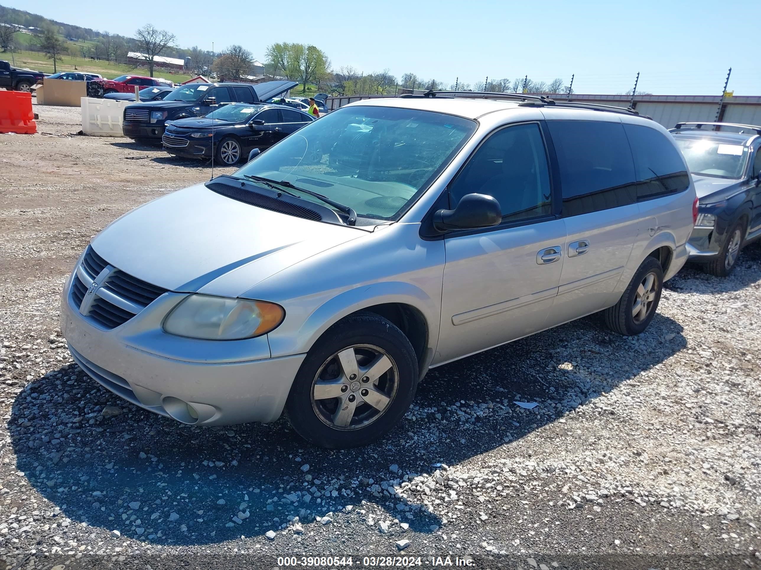 Photo 1 VIN: 2D4GP44L25R379704 - DODGE CARAVAN 