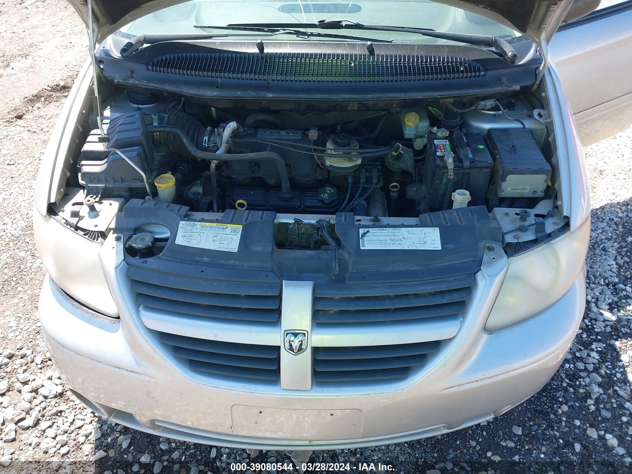 Photo 9 VIN: 2D4GP44L25R379704 - DODGE CARAVAN 