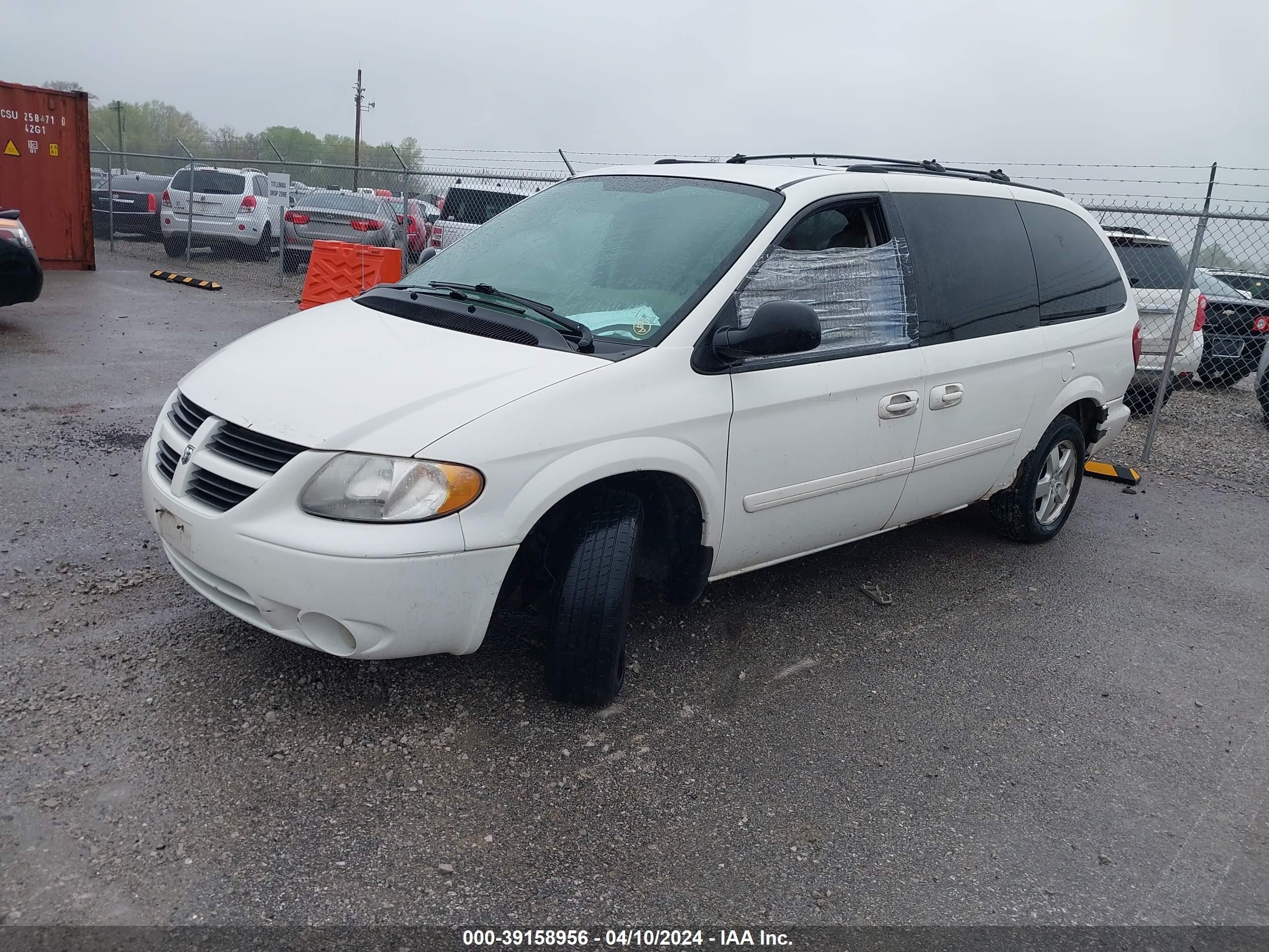 Photo 1 VIN: 2D4GP44L25R546045 - DODGE CARAVAN 