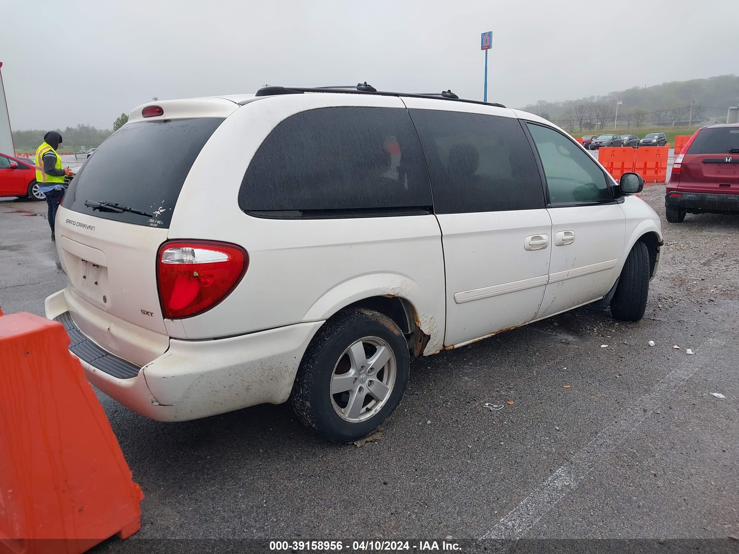 Photo 3 VIN: 2D4GP44L25R546045 - DODGE CARAVAN 