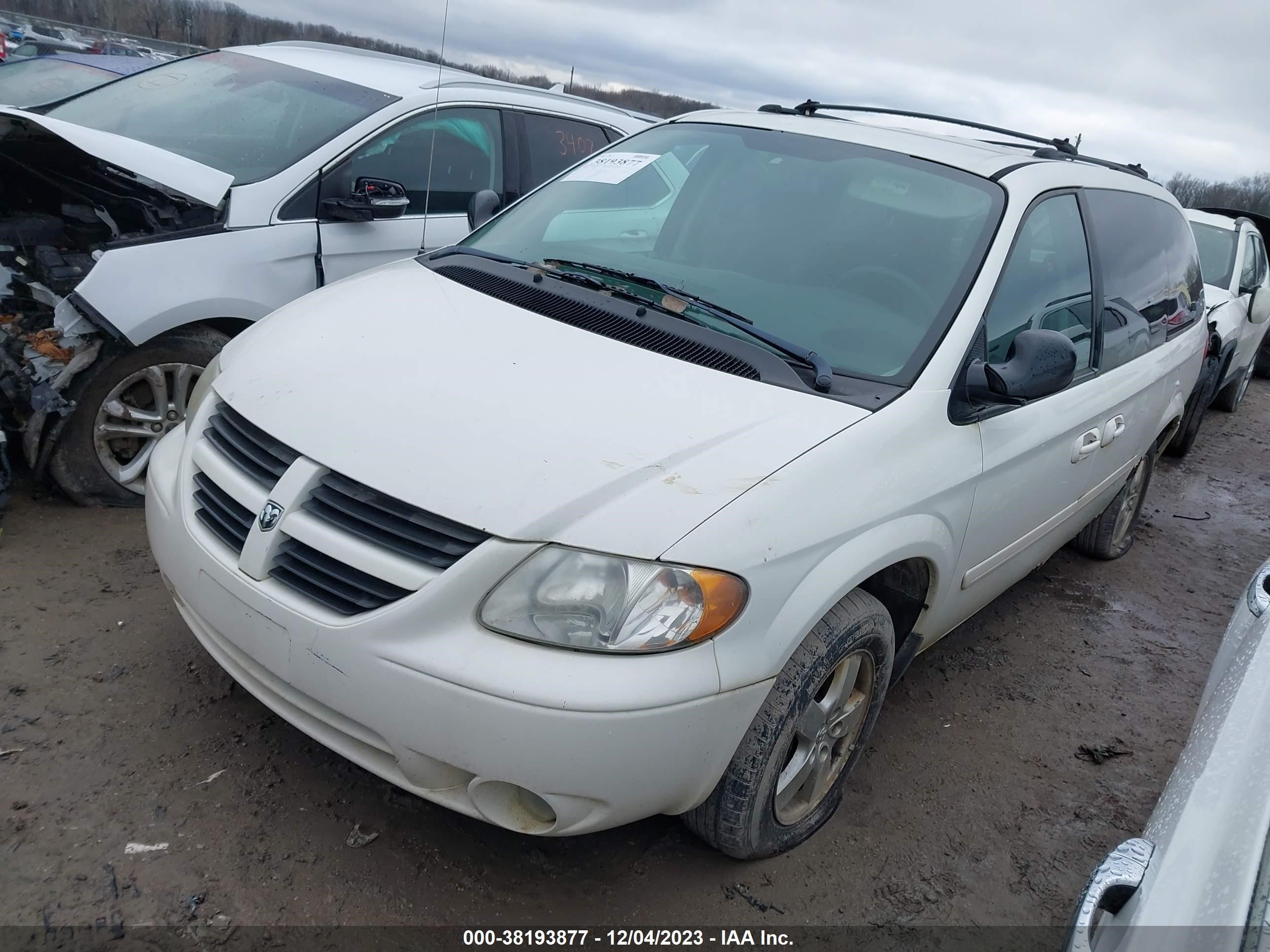 Photo 1 VIN: 2D4GP44L25R580101 - DODGE CARAVAN 