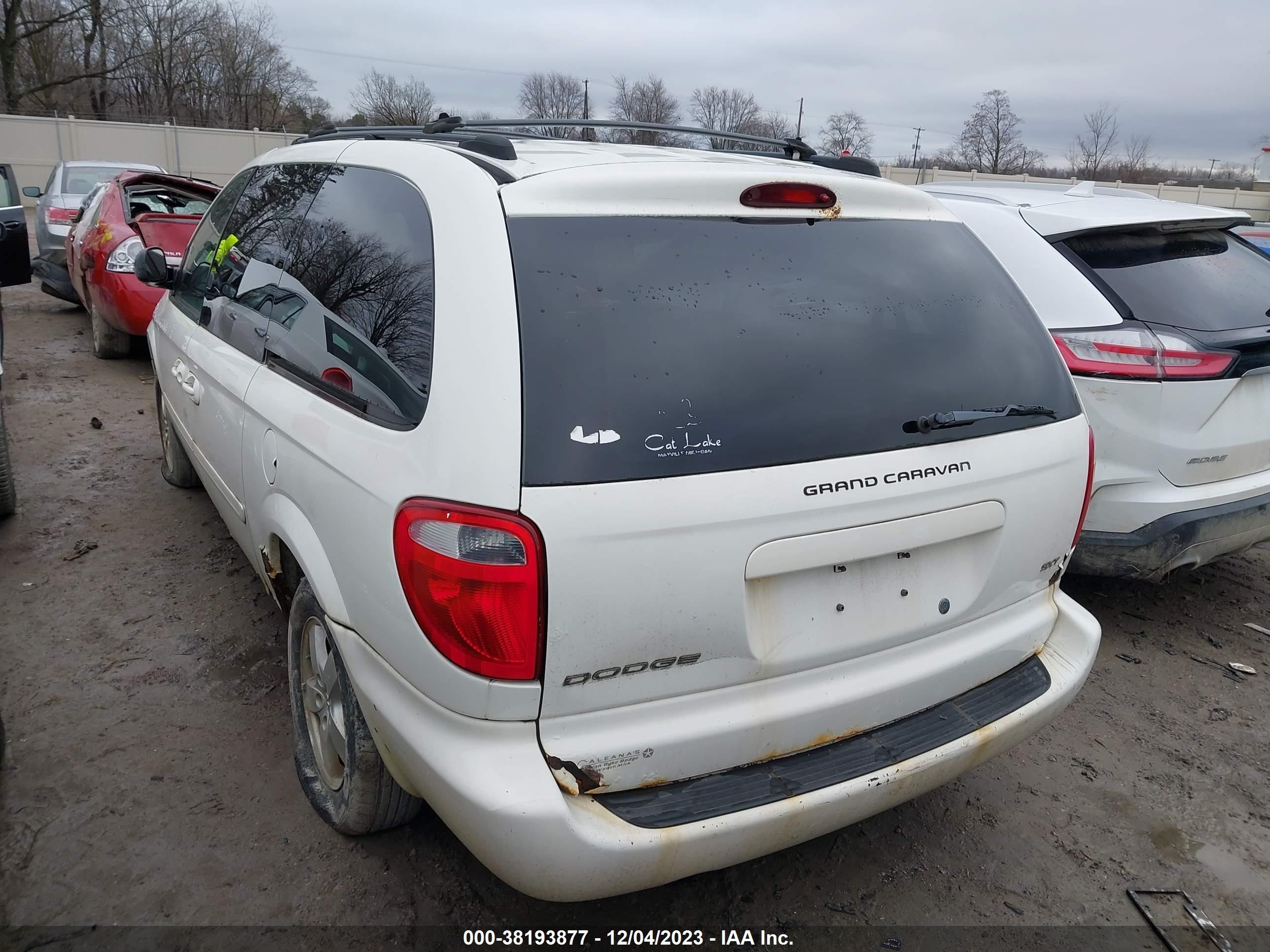 Photo 2 VIN: 2D4GP44L25R580101 - DODGE CARAVAN 