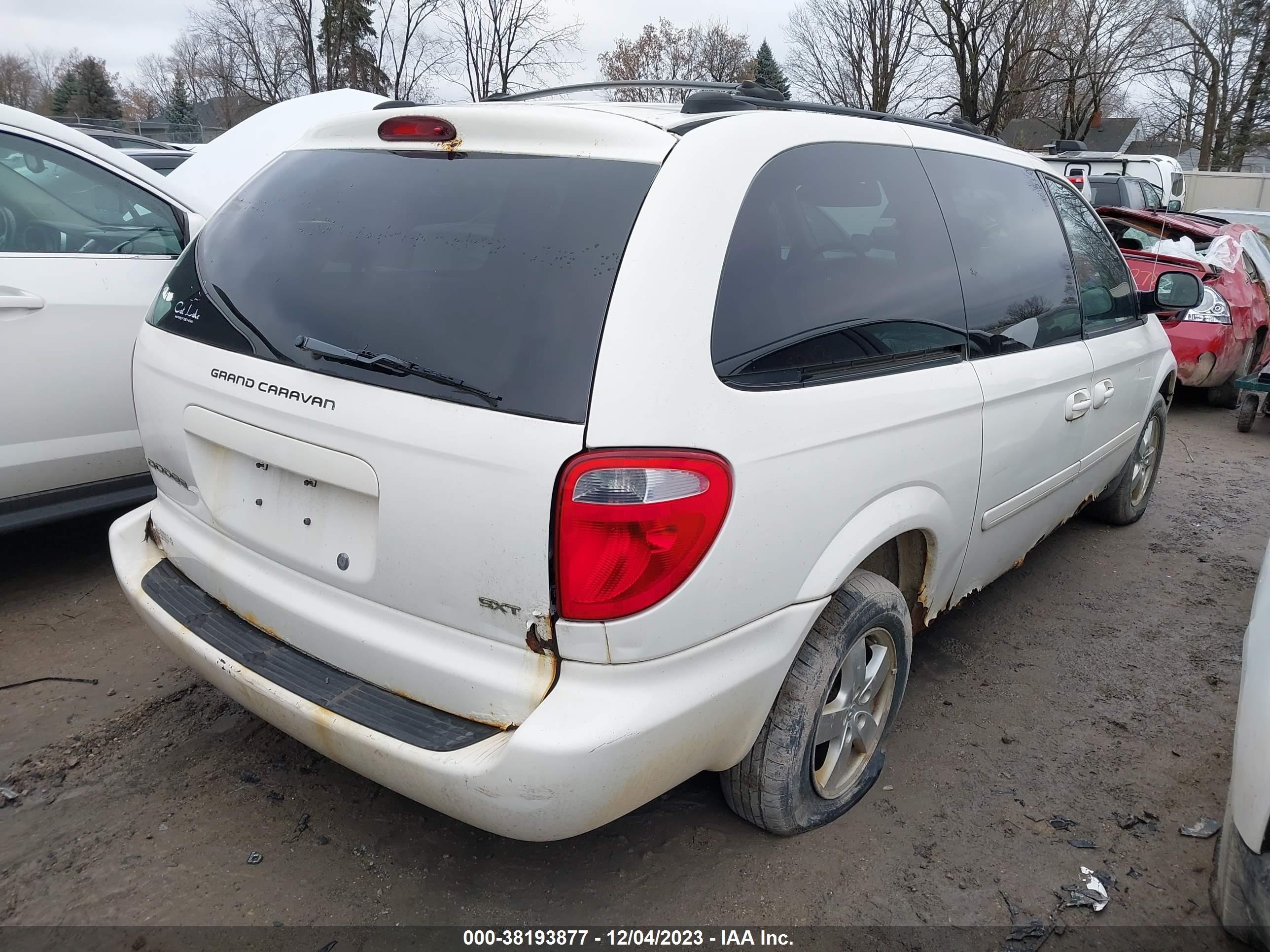 Photo 3 VIN: 2D4GP44L25R580101 - DODGE CARAVAN 