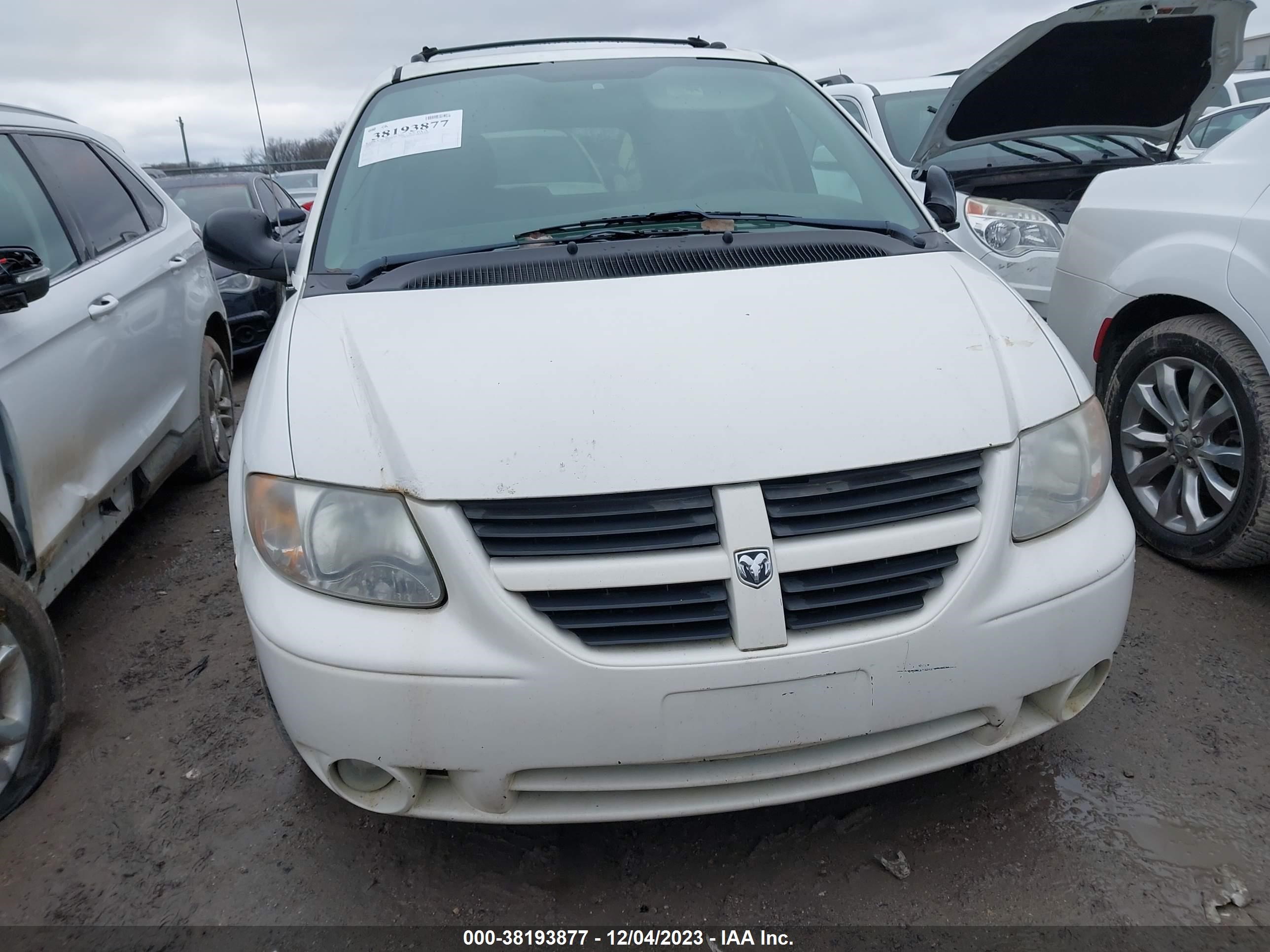 Photo 5 VIN: 2D4GP44L25R580101 - DODGE CARAVAN 