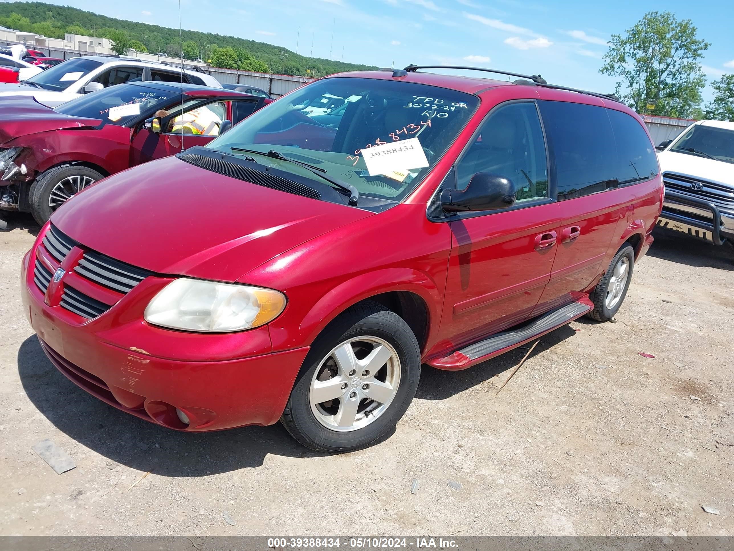 Photo 1 VIN: 2D4GP44L25R585251 - DODGE CARAVAN 