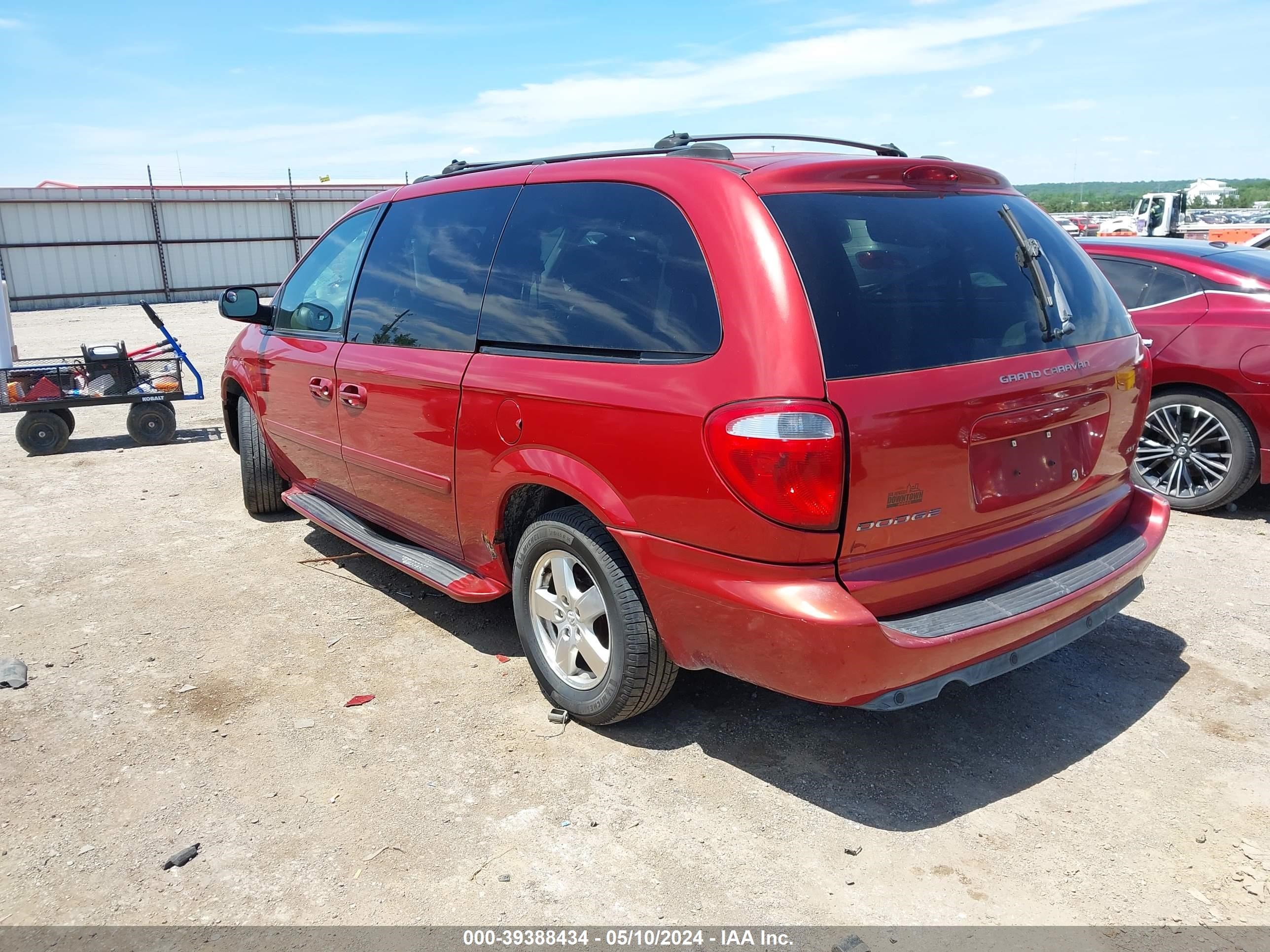 Photo 2 VIN: 2D4GP44L25R585251 - DODGE CARAVAN 