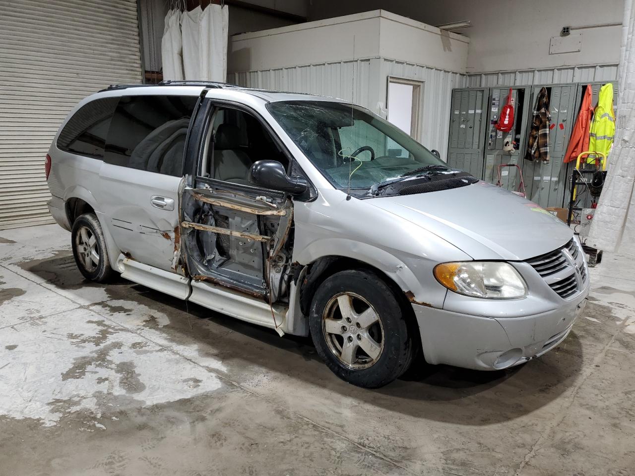 Photo 3 VIN: 2D4GP44L27R313804 - DODGE CARAVAN 