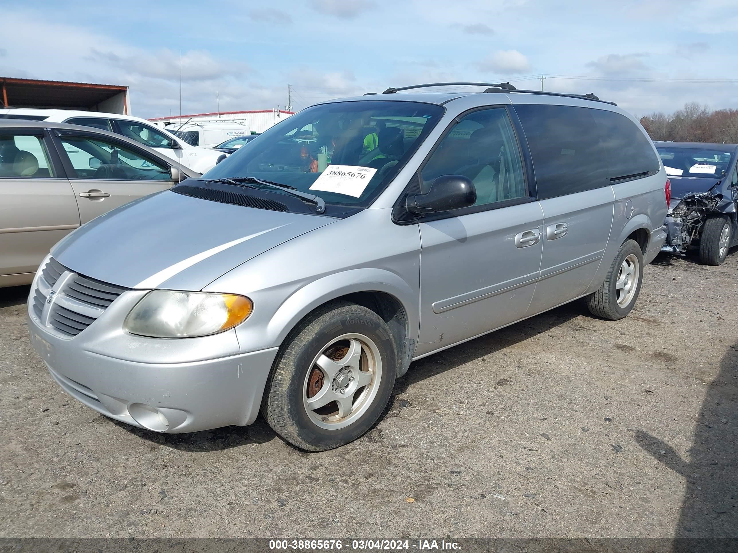 Photo 1 VIN: 2D4GP44L35R103855 - DODGE CARAVAN 