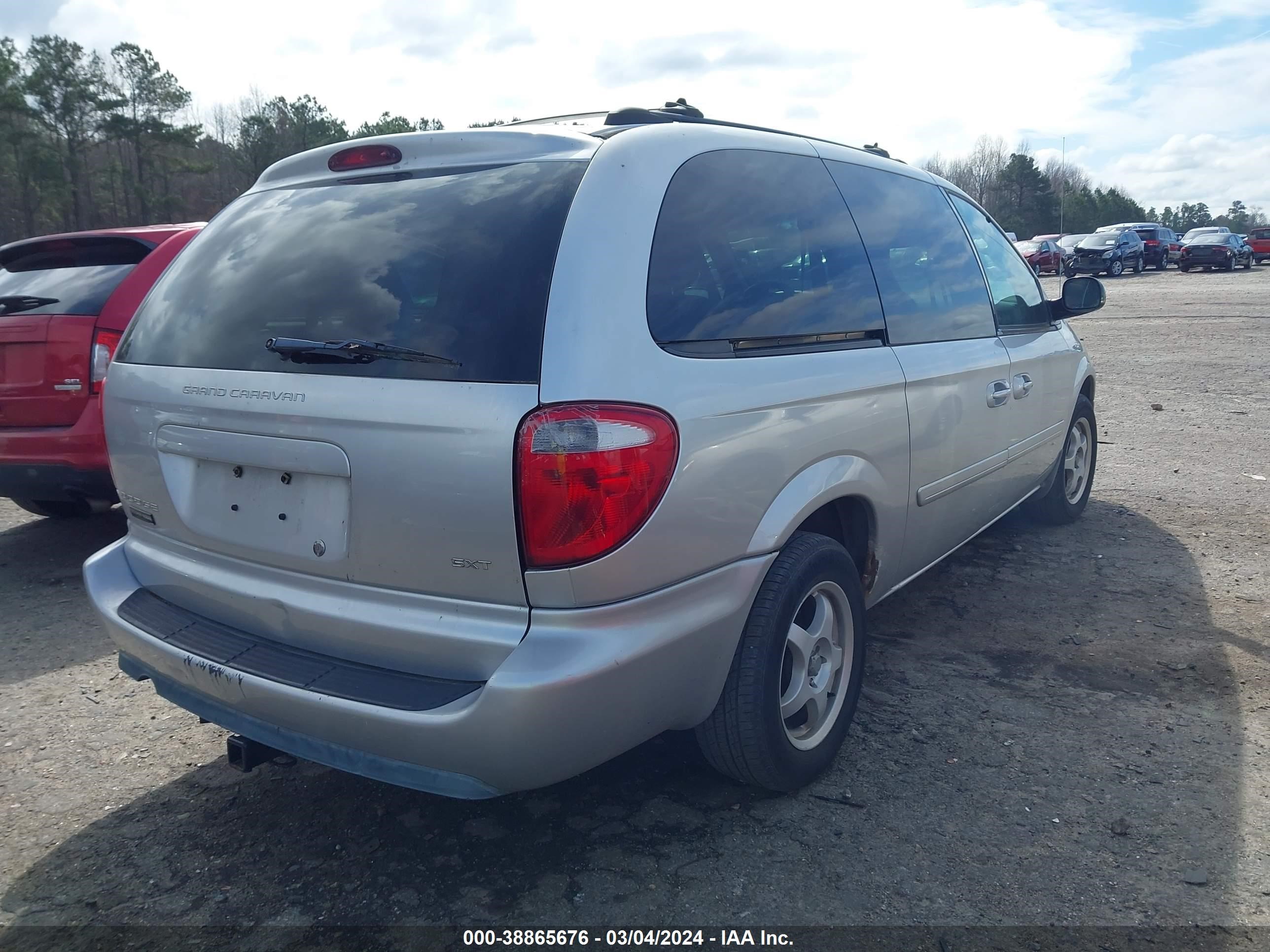 Photo 3 VIN: 2D4GP44L35R103855 - DODGE CARAVAN 