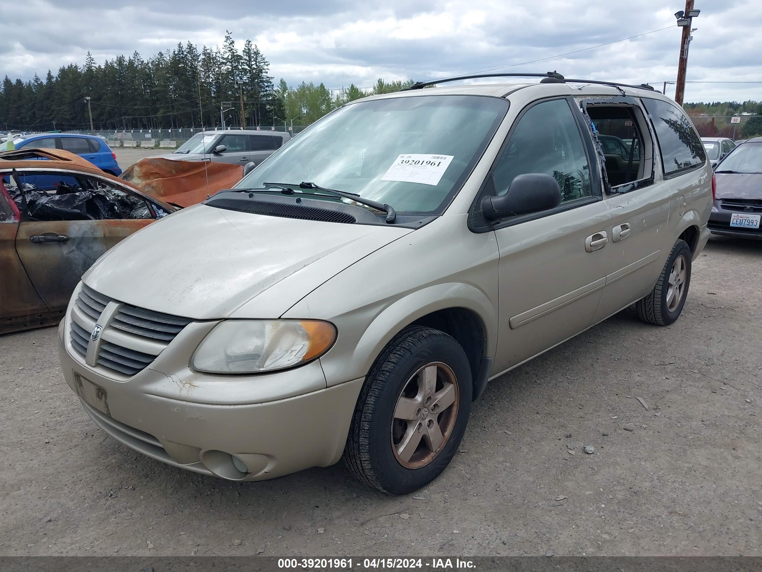 Photo 1 VIN: 2D4GP44L35R218780 - DODGE CARAVAN 