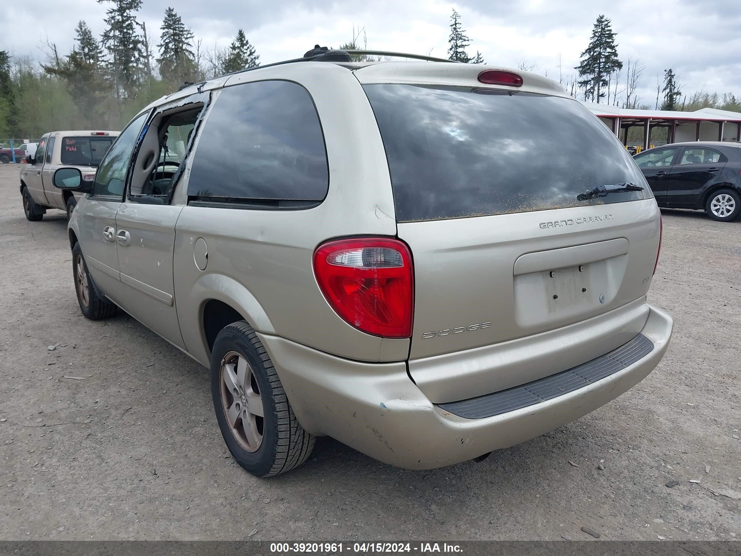 Photo 2 VIN: 2D4GP44L35R218780 - DODGE CARAVAN 