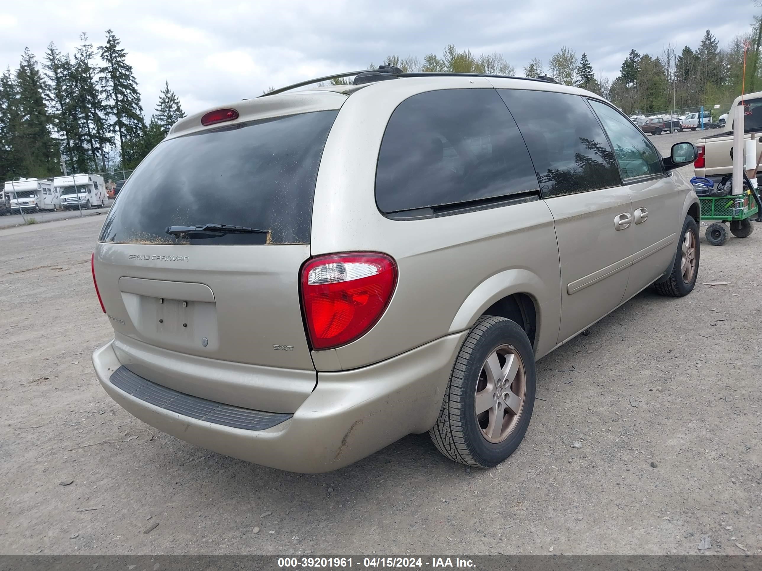 Photo 3 VIN: 2D4GP44L35R218780 - DODGE CARAVAN 