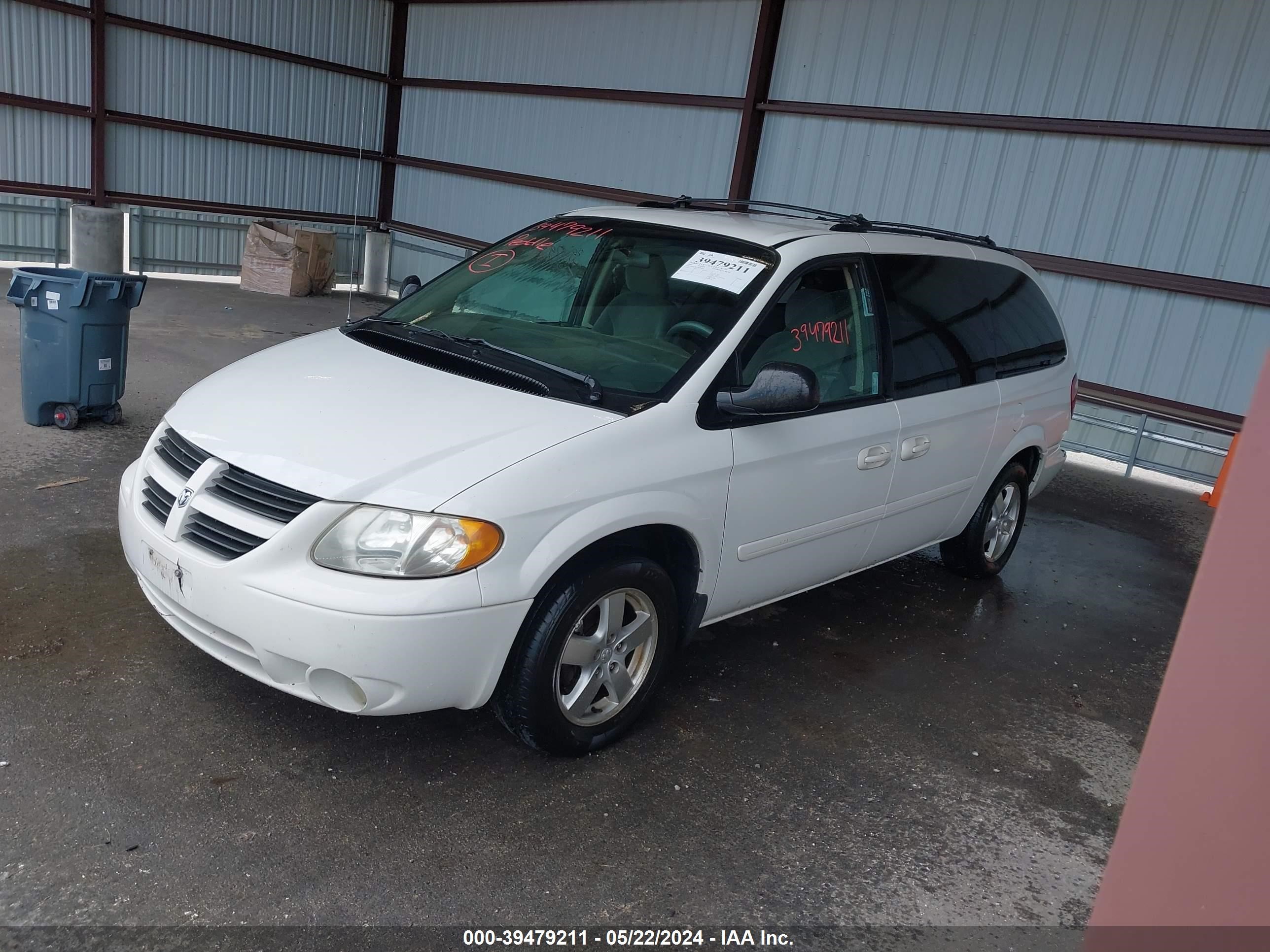 Photo 1 VIN: 2D4GP44L35R282818 - DODGE CARAVAN 