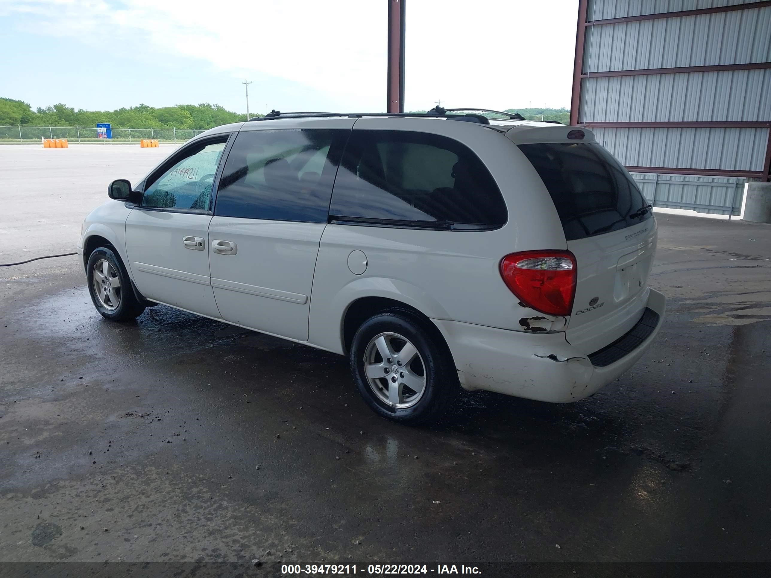 Photo 2 VIN: 2D4GP44L35R282818 - DODGE CARAVAN 