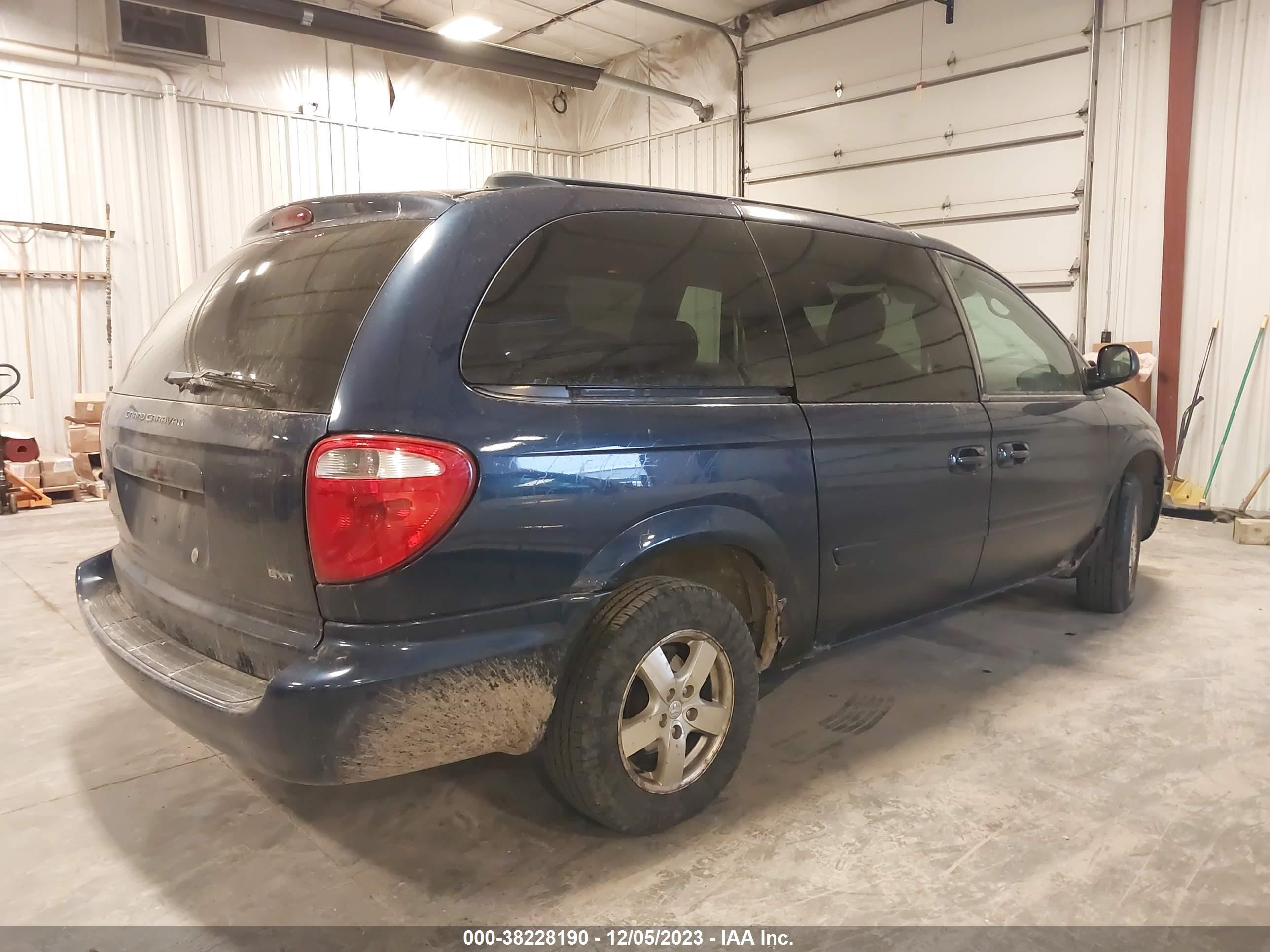 Photo 3 VIN: 2D4GP44L35R414976 - DODGE CARAVAN 