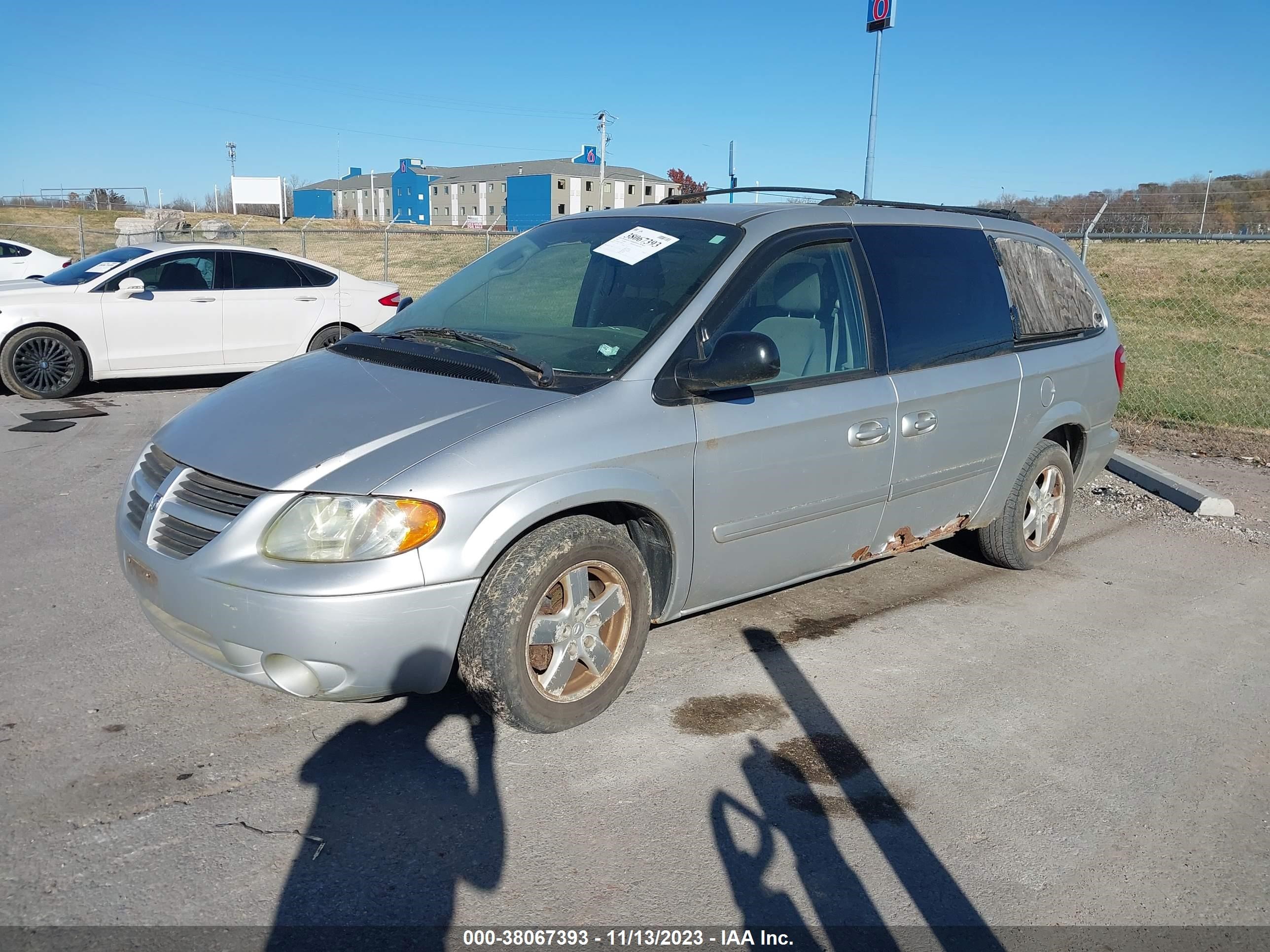 Photo 1 VIN: 2D4GP44L37R105317 - DODGE CARAVAN 