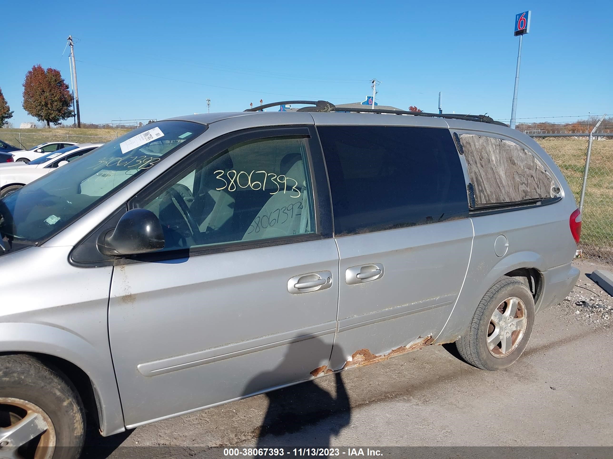 Photo 5 VIN: 2D4GP44L37R105317 - DODGE CARAVAN 