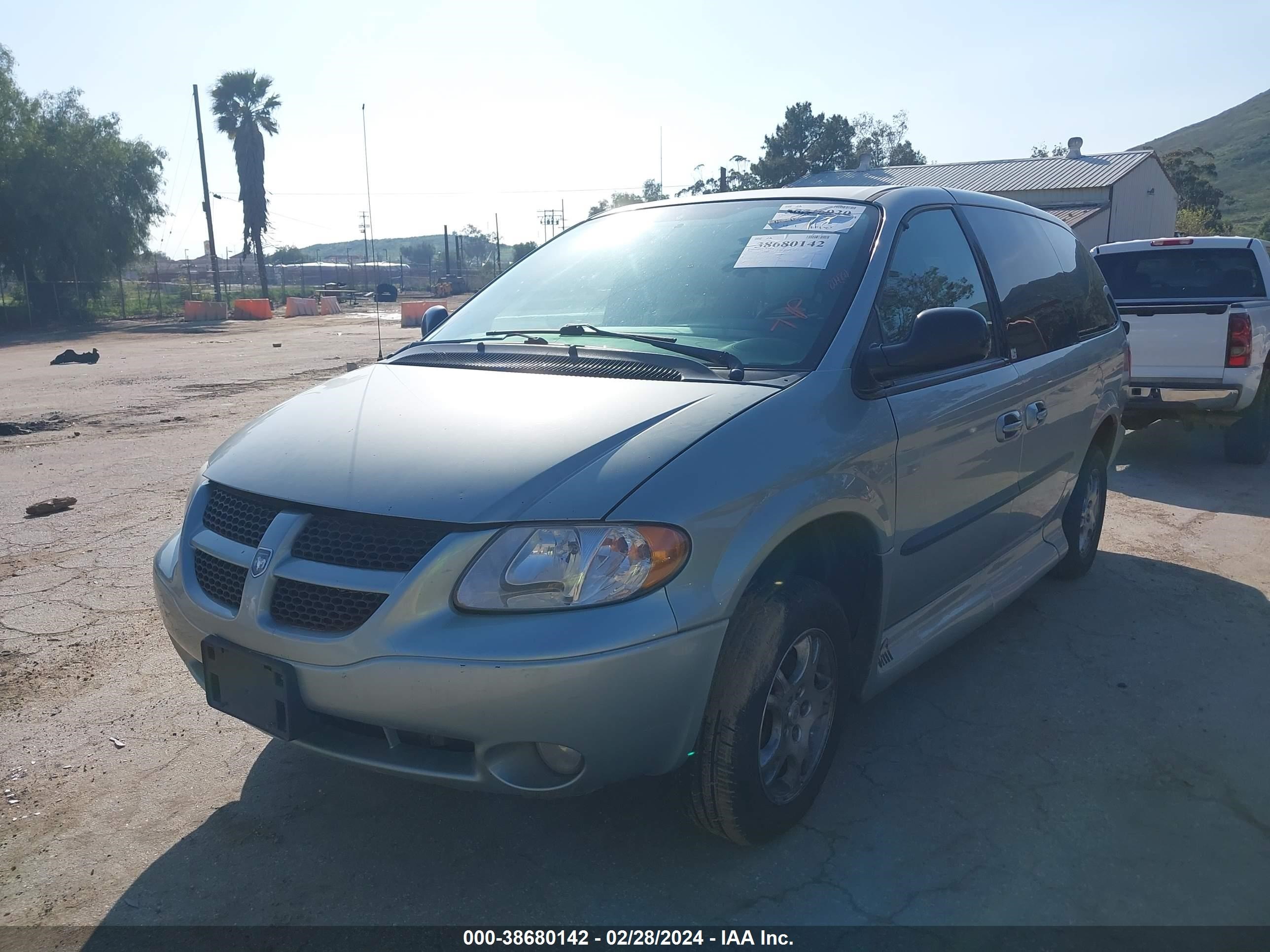 Photo 2 VIN: 2D4GP44L43R269914 - DODGE CARAVAN 