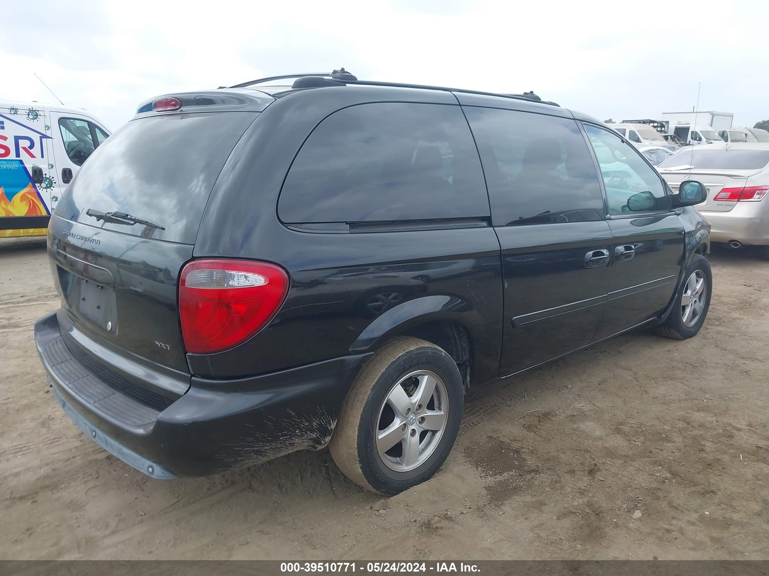 Photo 3 VIN: 2D4GP44L45R448294 - DODGE CARAVAN 