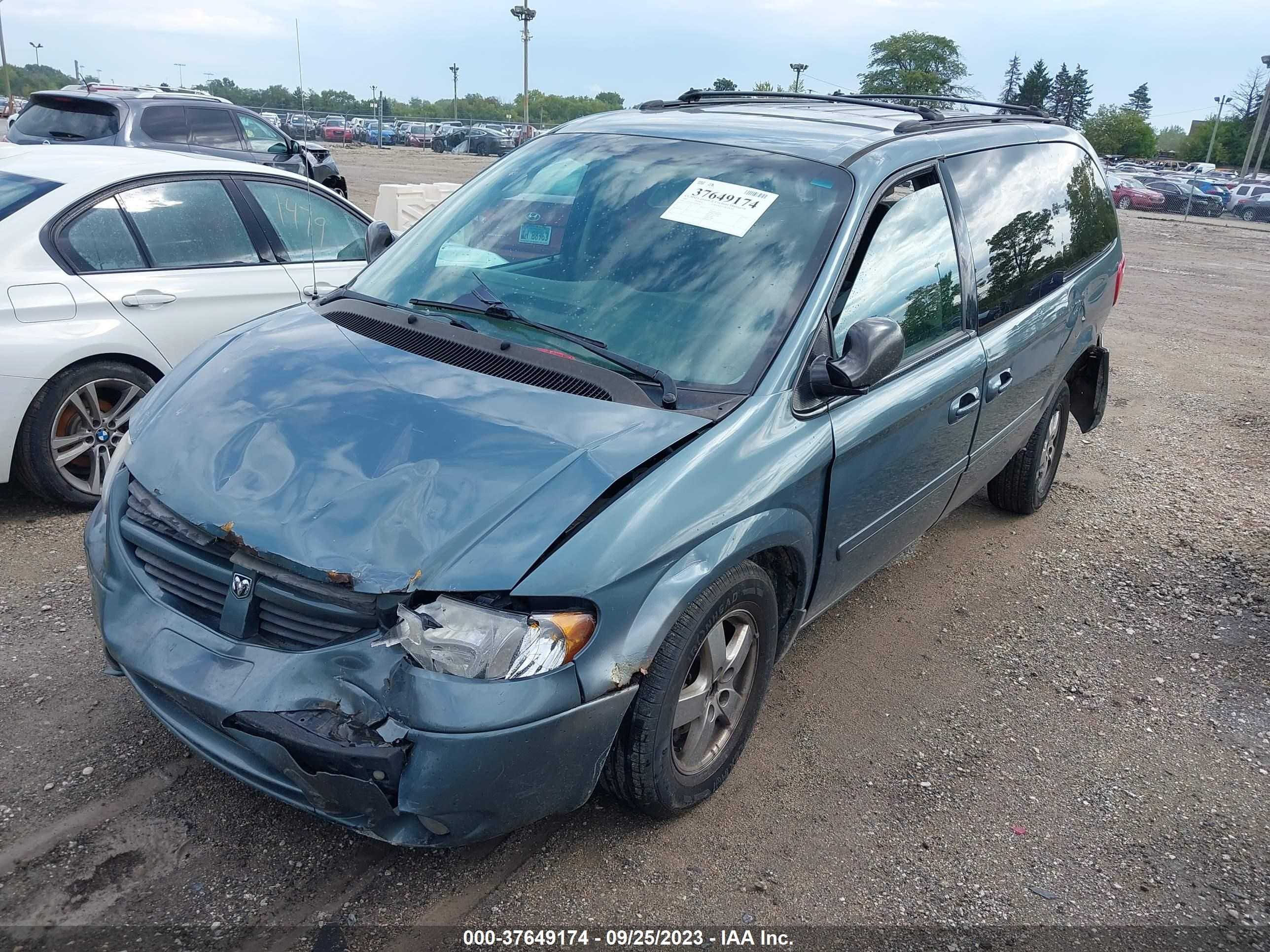 Photo 1 VIN: 2D4GP44L45R463961 - DODGE CARAVAN 