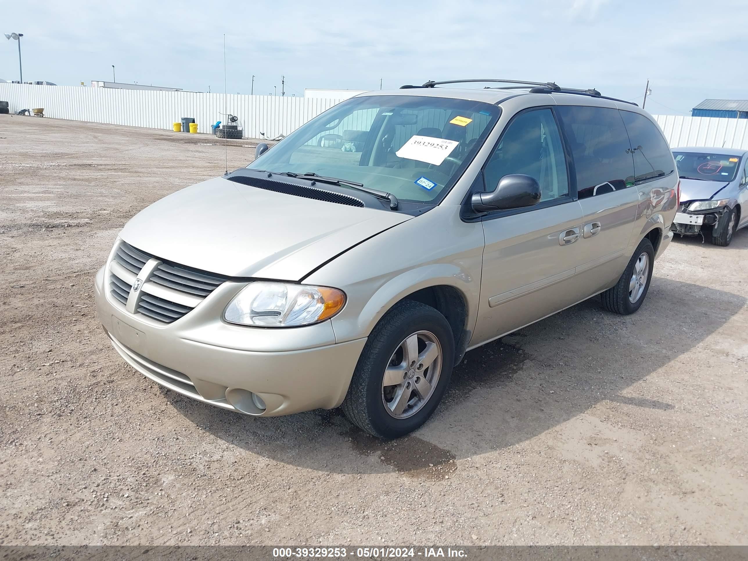 Photo 1 VIN: 2D4GP44L45R516352 - DODGE CARAVAN 