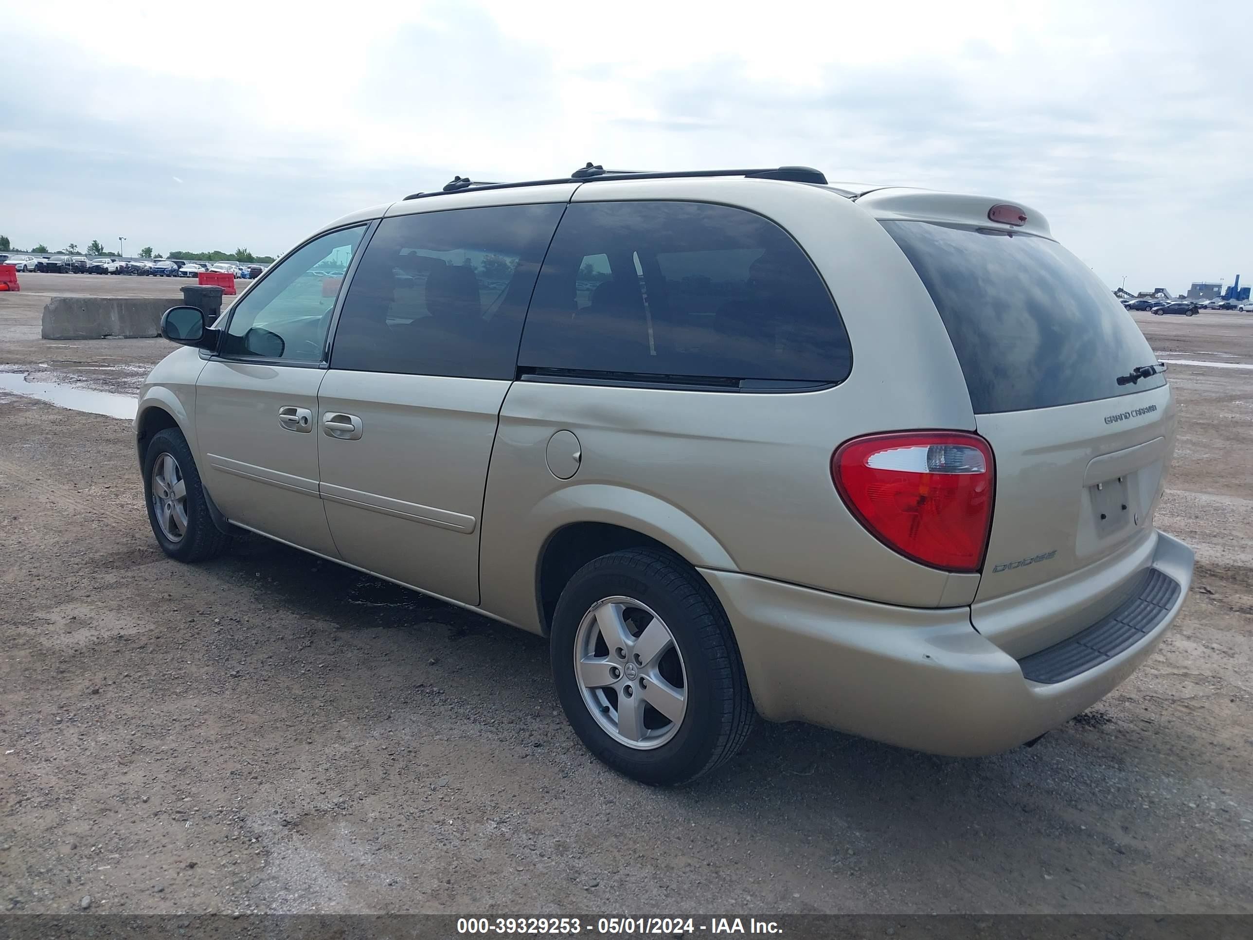 Photo 2 VIN: 2D4GP44L45R516352 - DODGE CARAVAN 