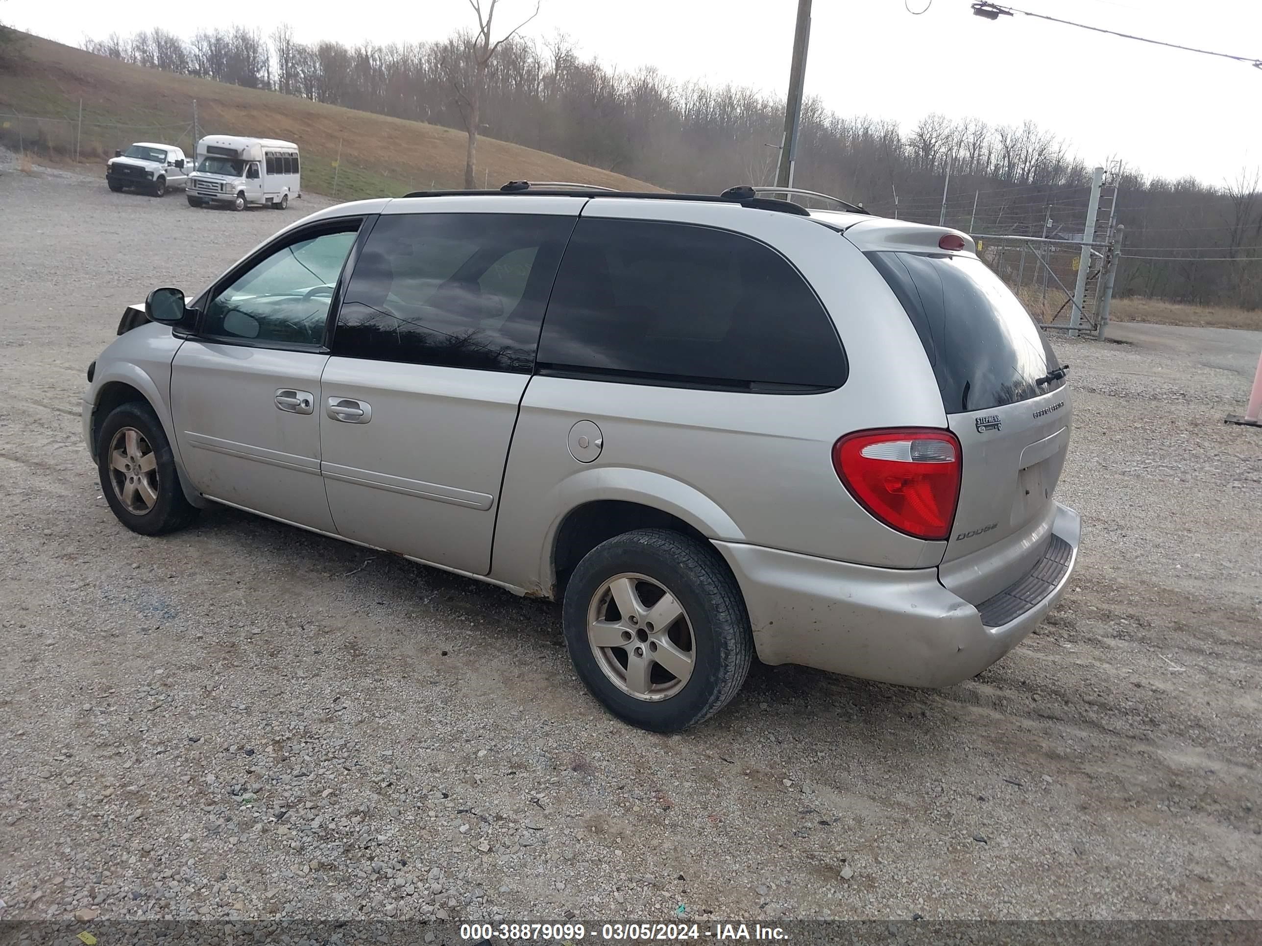 Photo 2 VIN: 2D4GP44L47R217995 - DODGE CARAVAN 