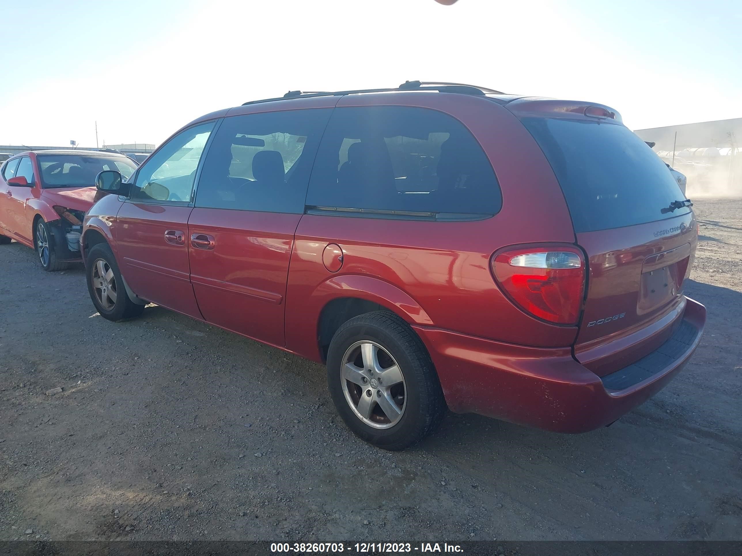 Photo 2 VIN: 2D4GP44L47R268137 - DODGE CARAVAN 