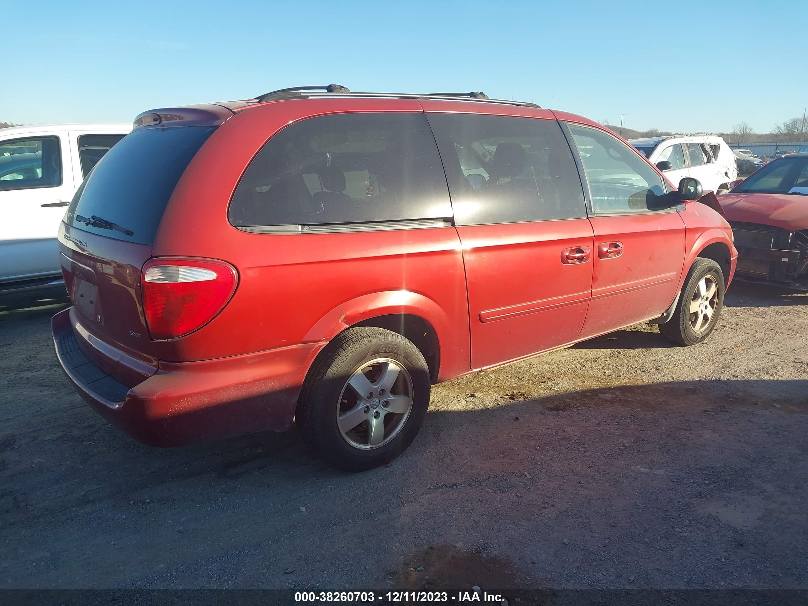 Photo 3 VIN: 2D4GP44L47R268137 - DODGE CARAVAN 