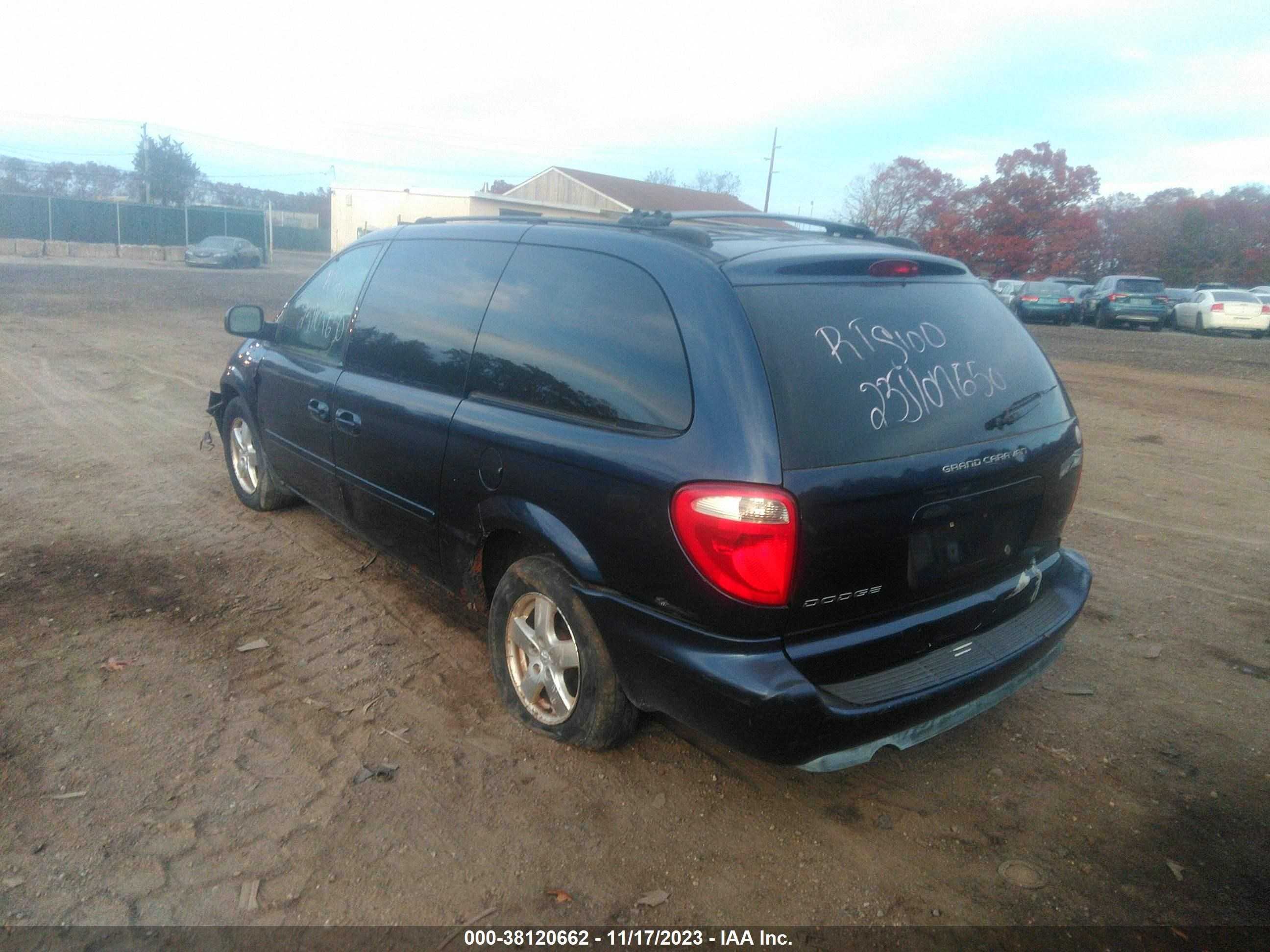 Photo 2 VIN: 2D4GP44L55R117725 - DODGE CARAVAN 