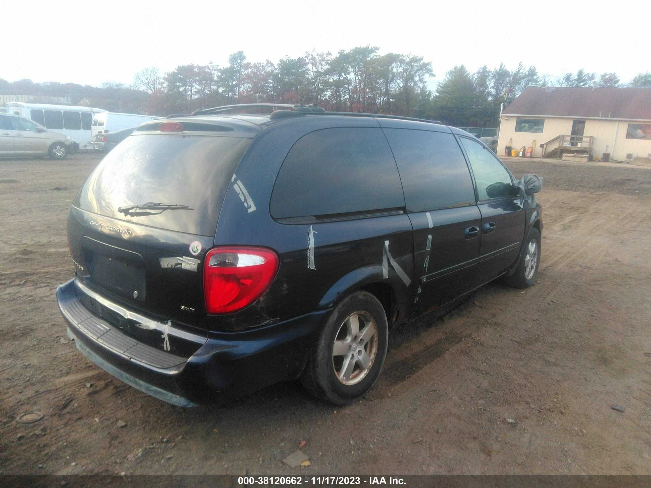 Photo 3 VIN: 2D4GP44L55R117725 - DODGE CARAVAN 