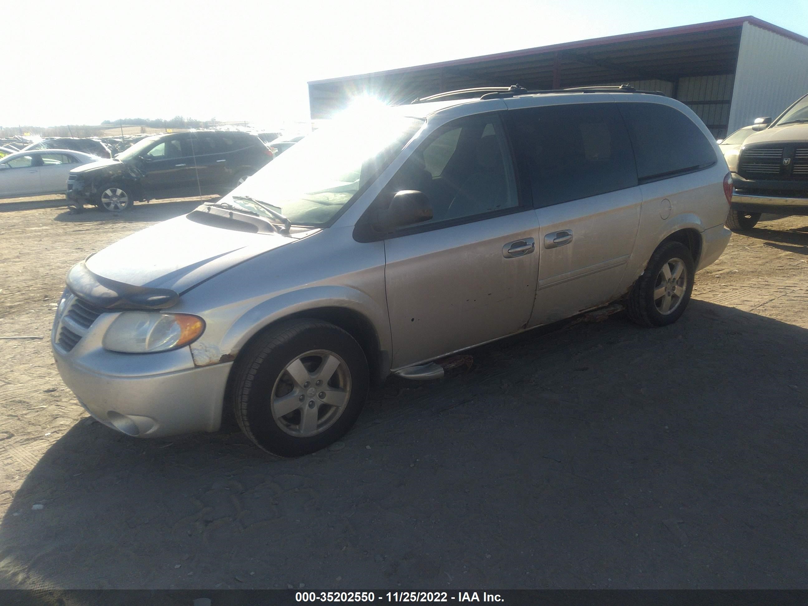 Photo 1 VIN: 2D4GP44L55R129423 - DODGE CARAVAN 