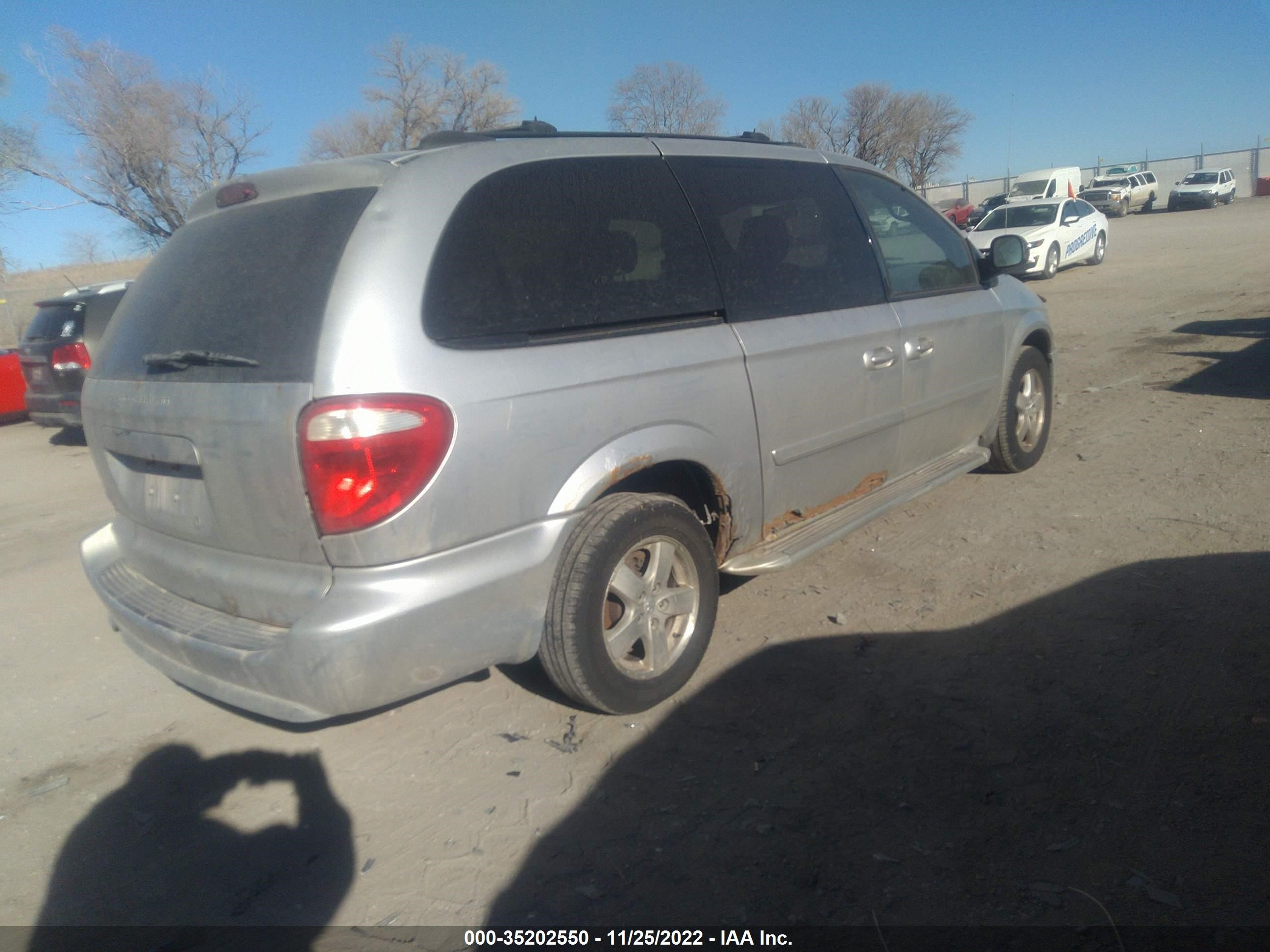 Photo 3 VIN: 2D4GP44L55R129423 - DODGE CARAVAN 