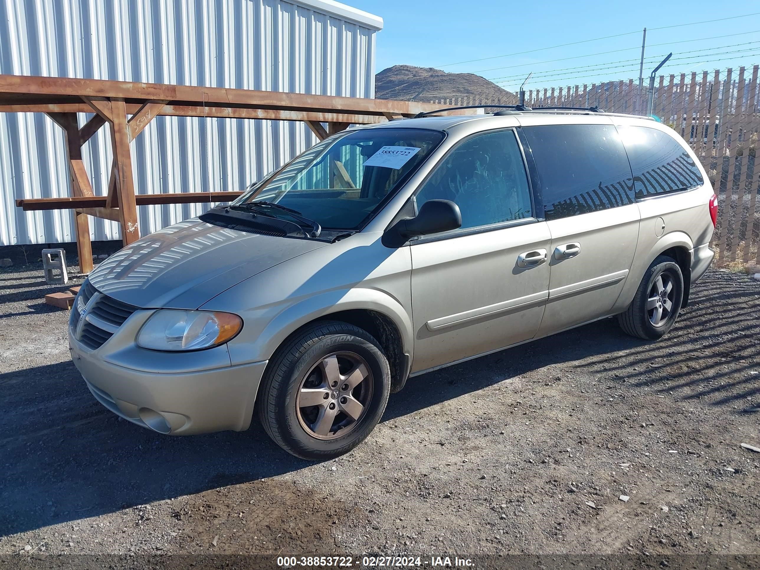 Photo 1 VIN: 2D4GP44L55R287695 - DODGE CARAVAN 