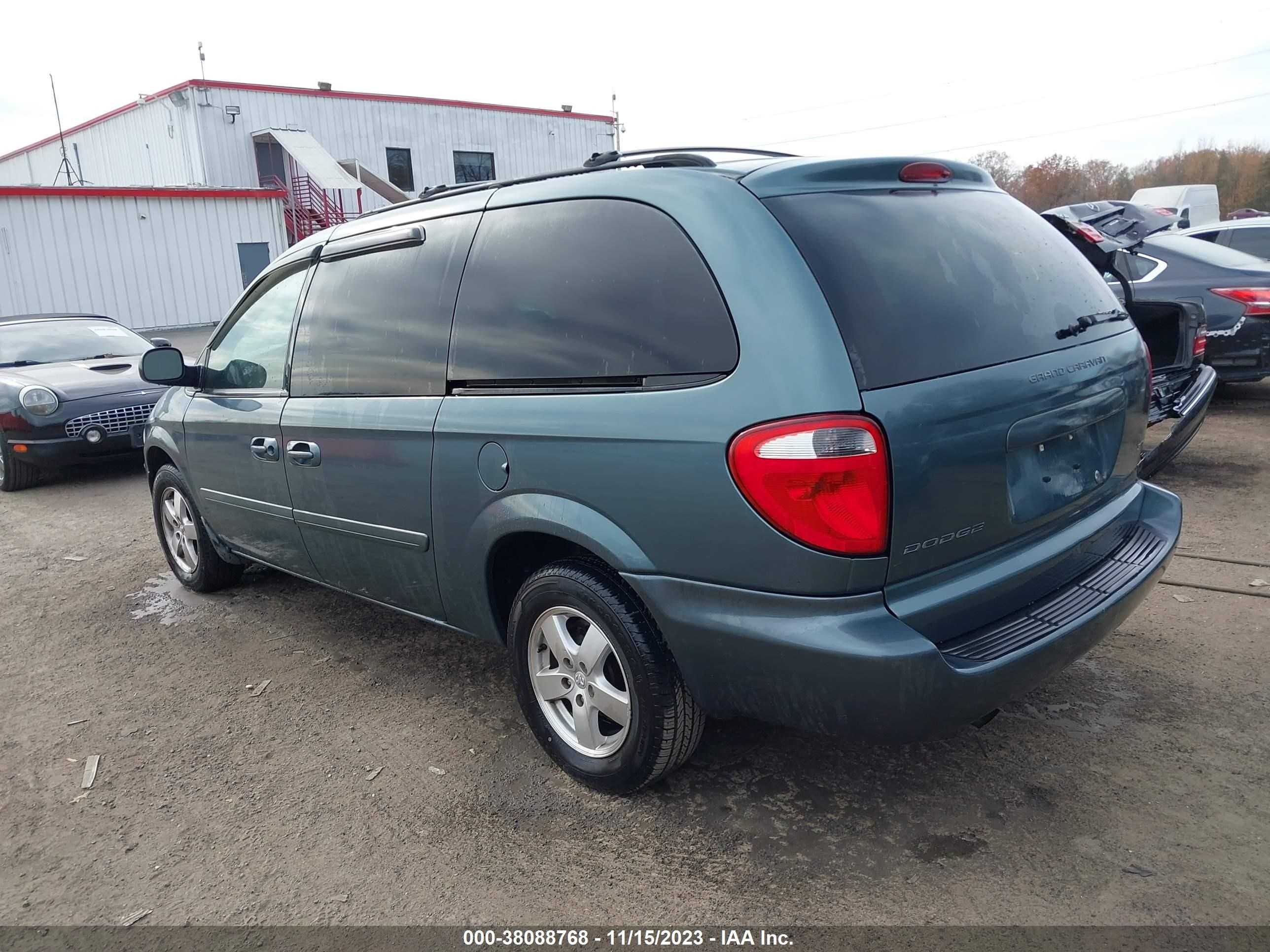 Photo 2 VIN: 2D4GP44L57R145219 - DODGE CARAVAN 