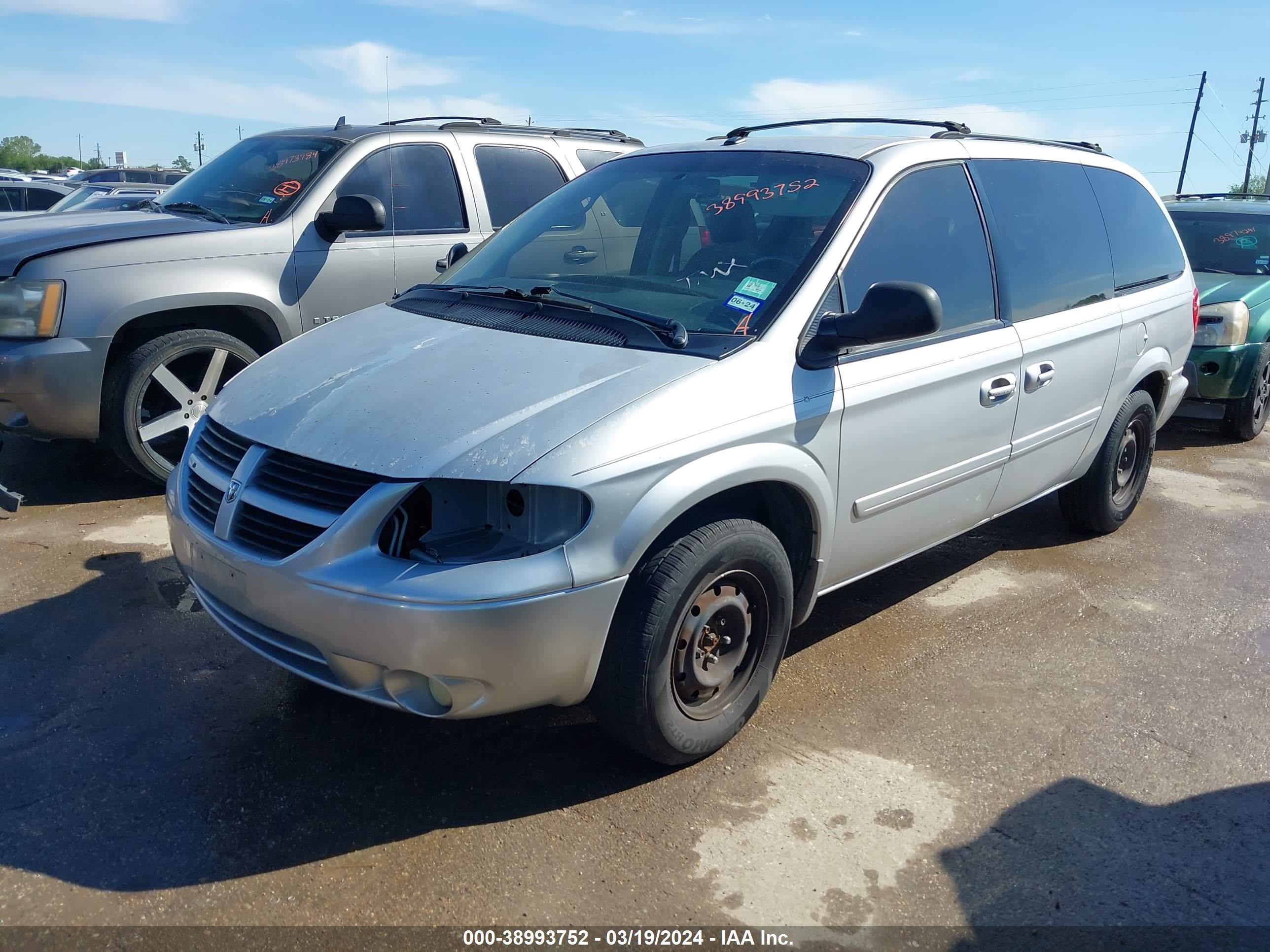 Photo 1 VIN: 2D4GP44L67R204830 - DODGE CARAVAN 