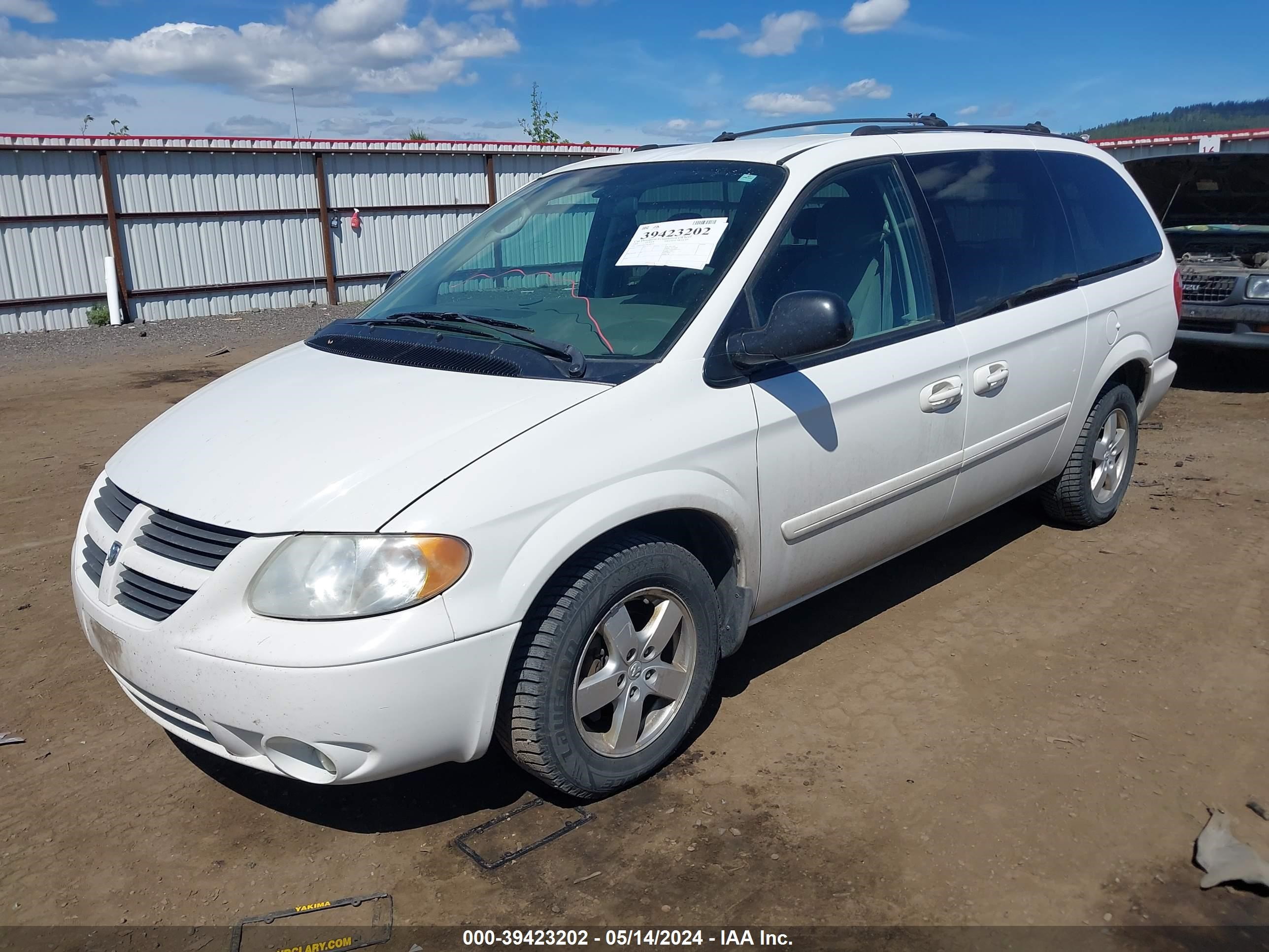 Photo 1 VIN: 2D4GP44L75R248719 - DODGE CARAVAN 