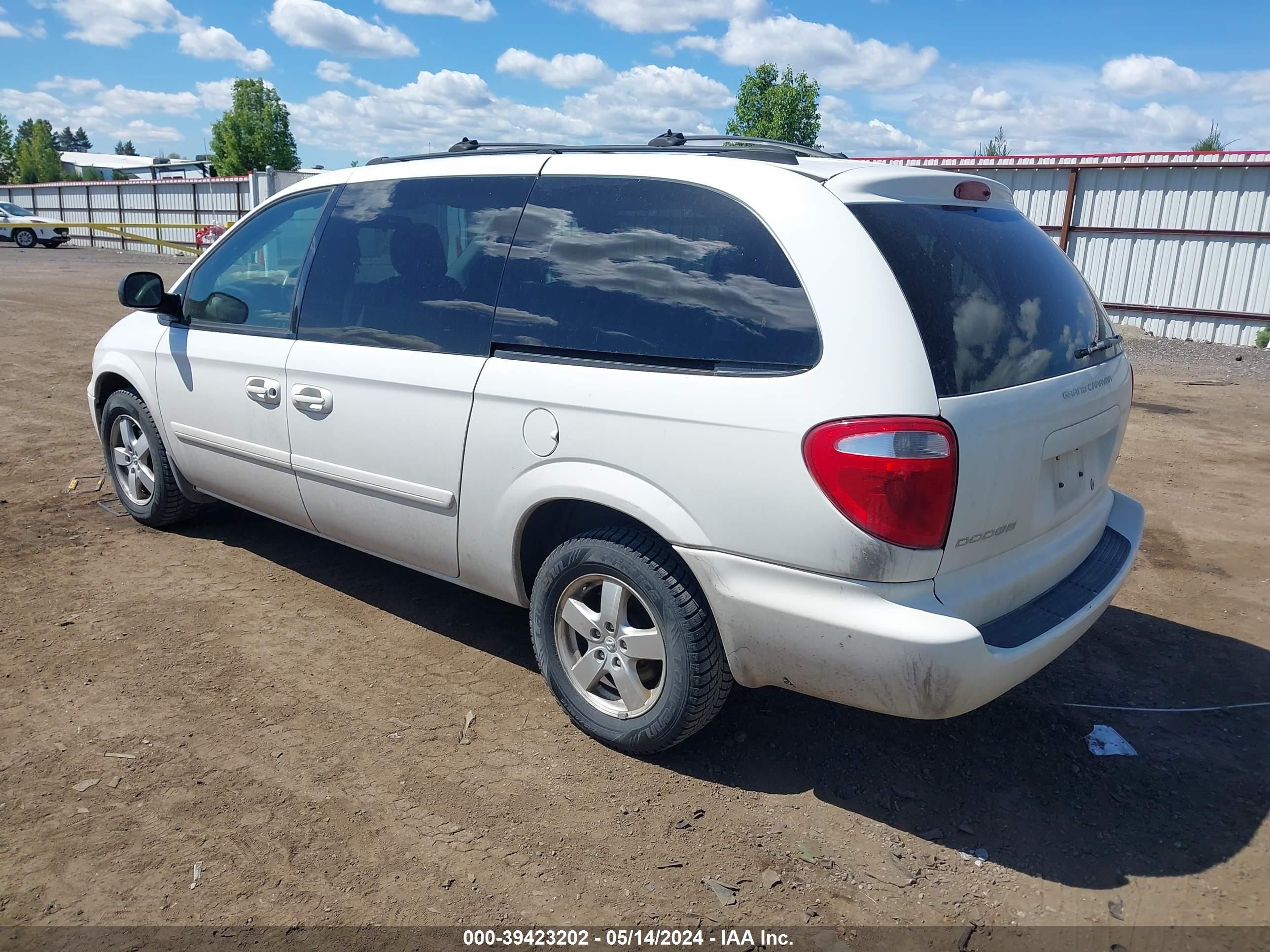 Photo 2 VIN: 2D4GP44L75R248719 - DODGE CARAVAN 