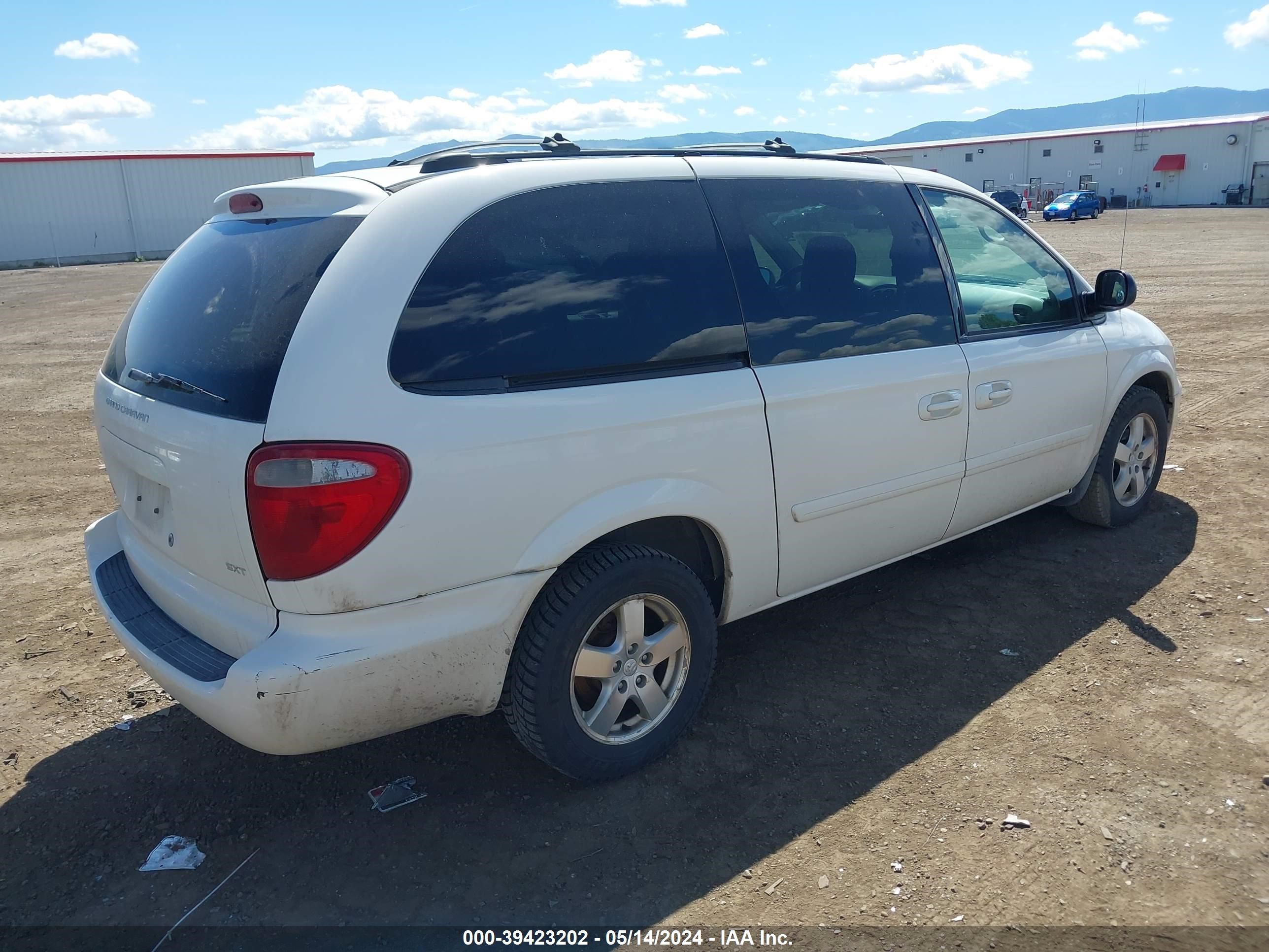 Photo 3 VIN: 2D4GP44L75R248719 - DODGE CARAVAN 