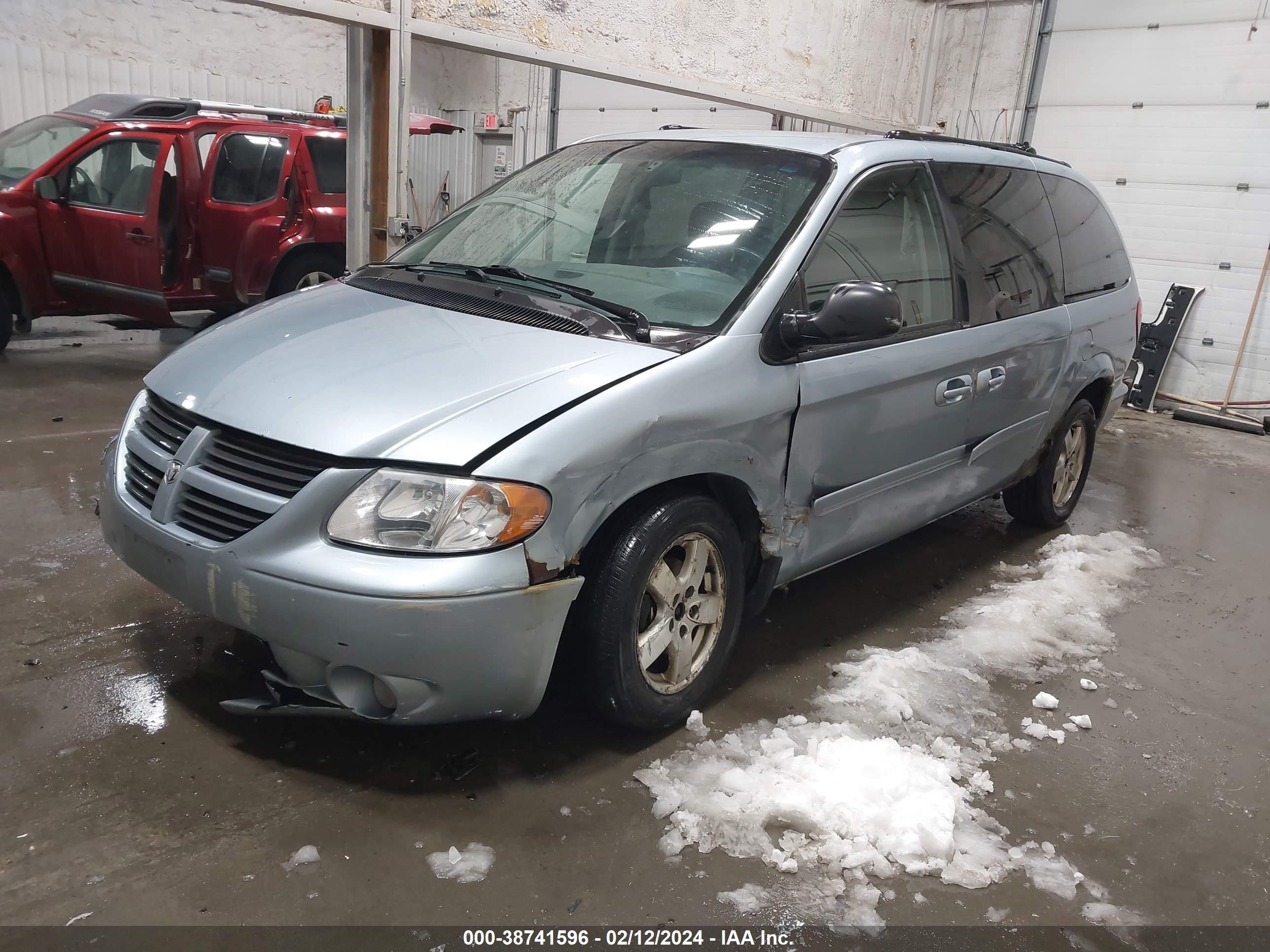 Photo 1 VIN: 2D4GP44L75R316405 - DODGE CARAVAN 