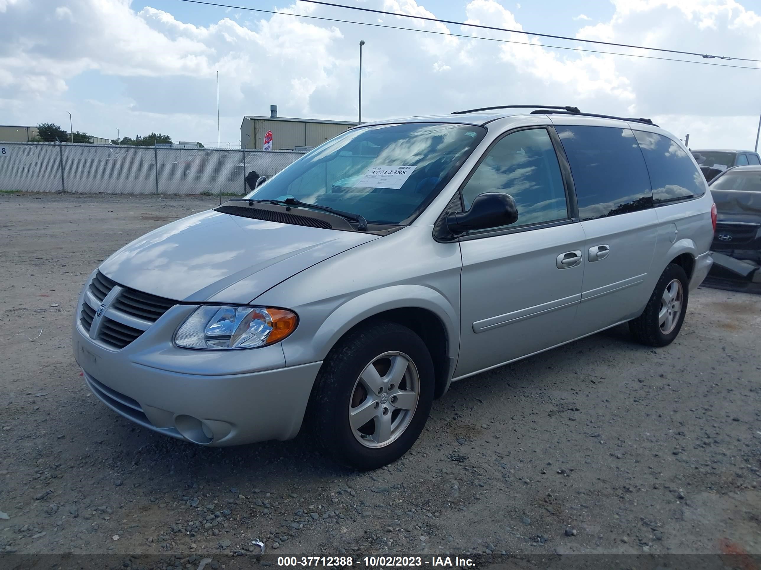 Photo 1 VIN: 2D4GP44L76R826433 - DODGE CARAVAN 