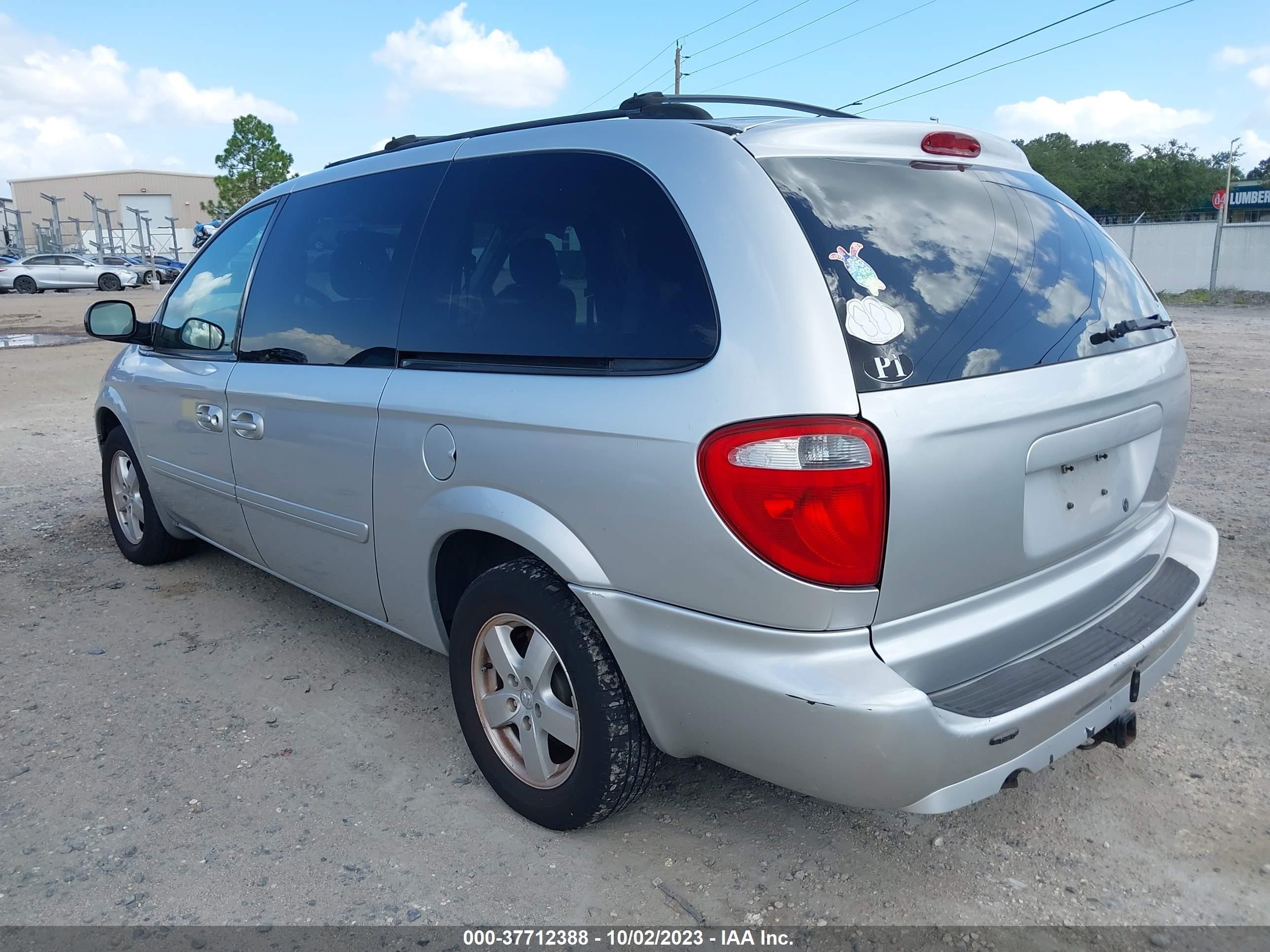 Photo 2 VIN: 2D4GP44L76R826433 - DODGE CARAVAN 