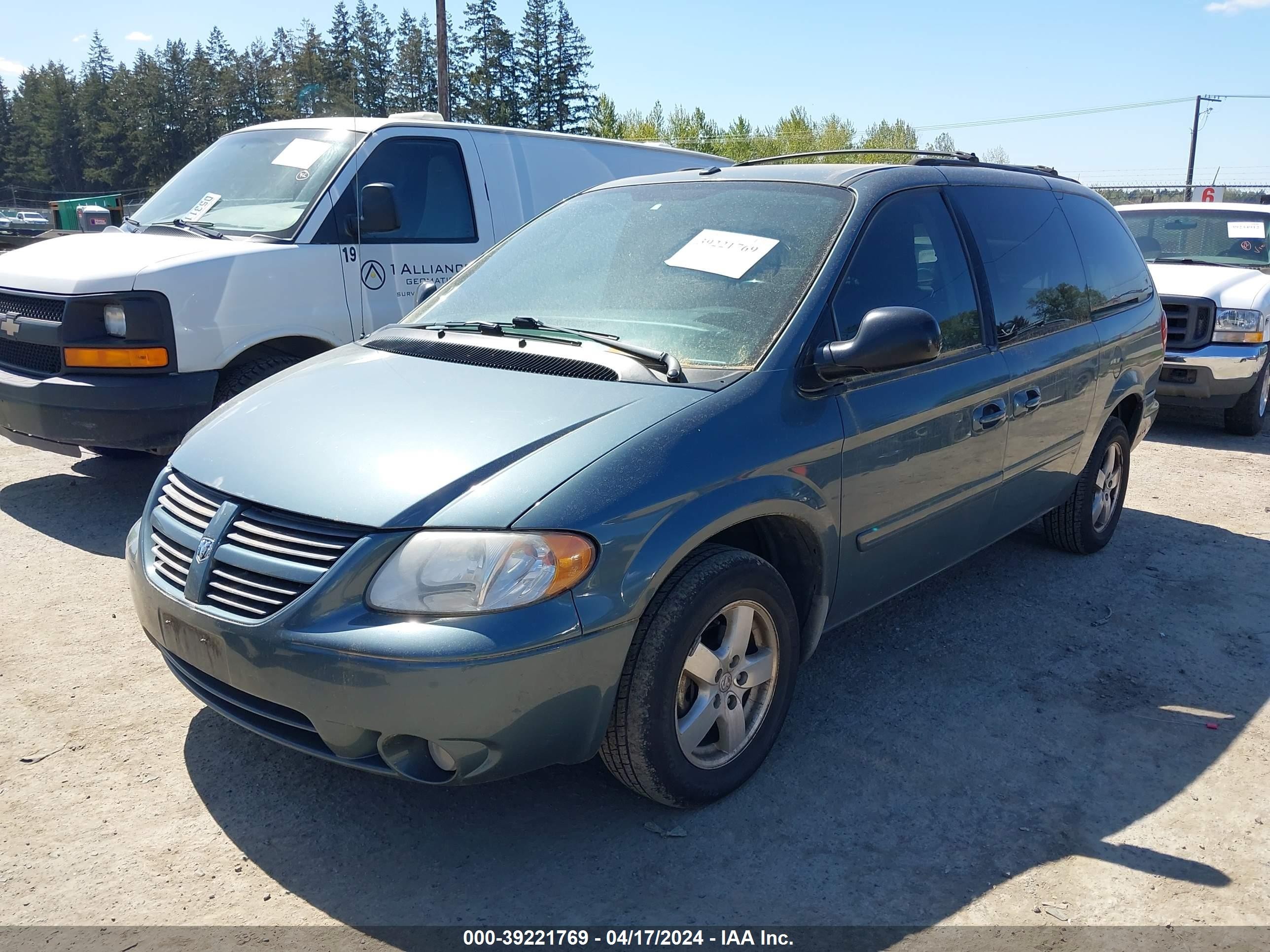 Photo 1 VIN: 2D4GP44L77R196317 - DODGE CARAVAN 