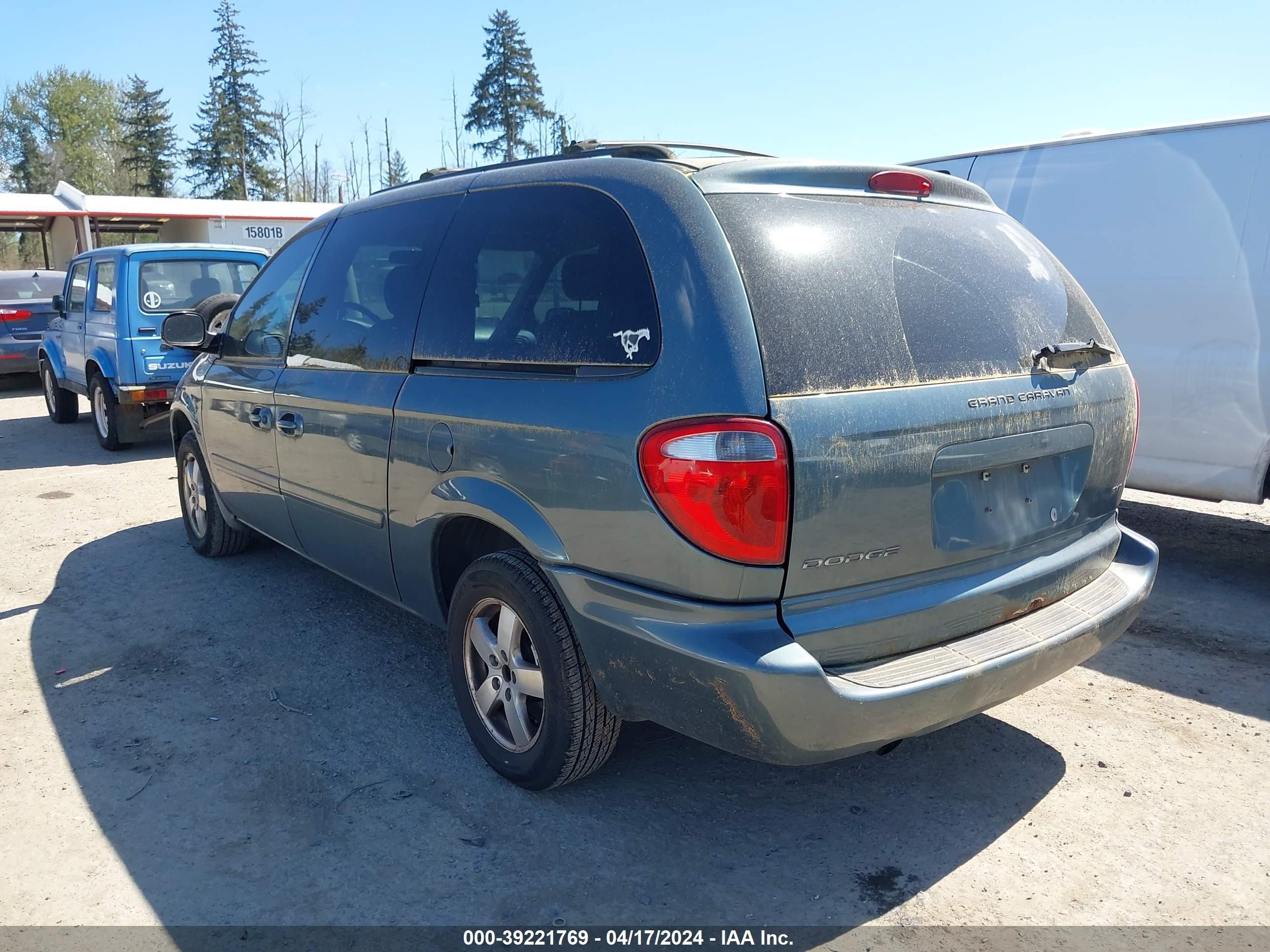 Photo 2 VIN: 2D4GP44L77R196317 - DODGE CARAVAN 