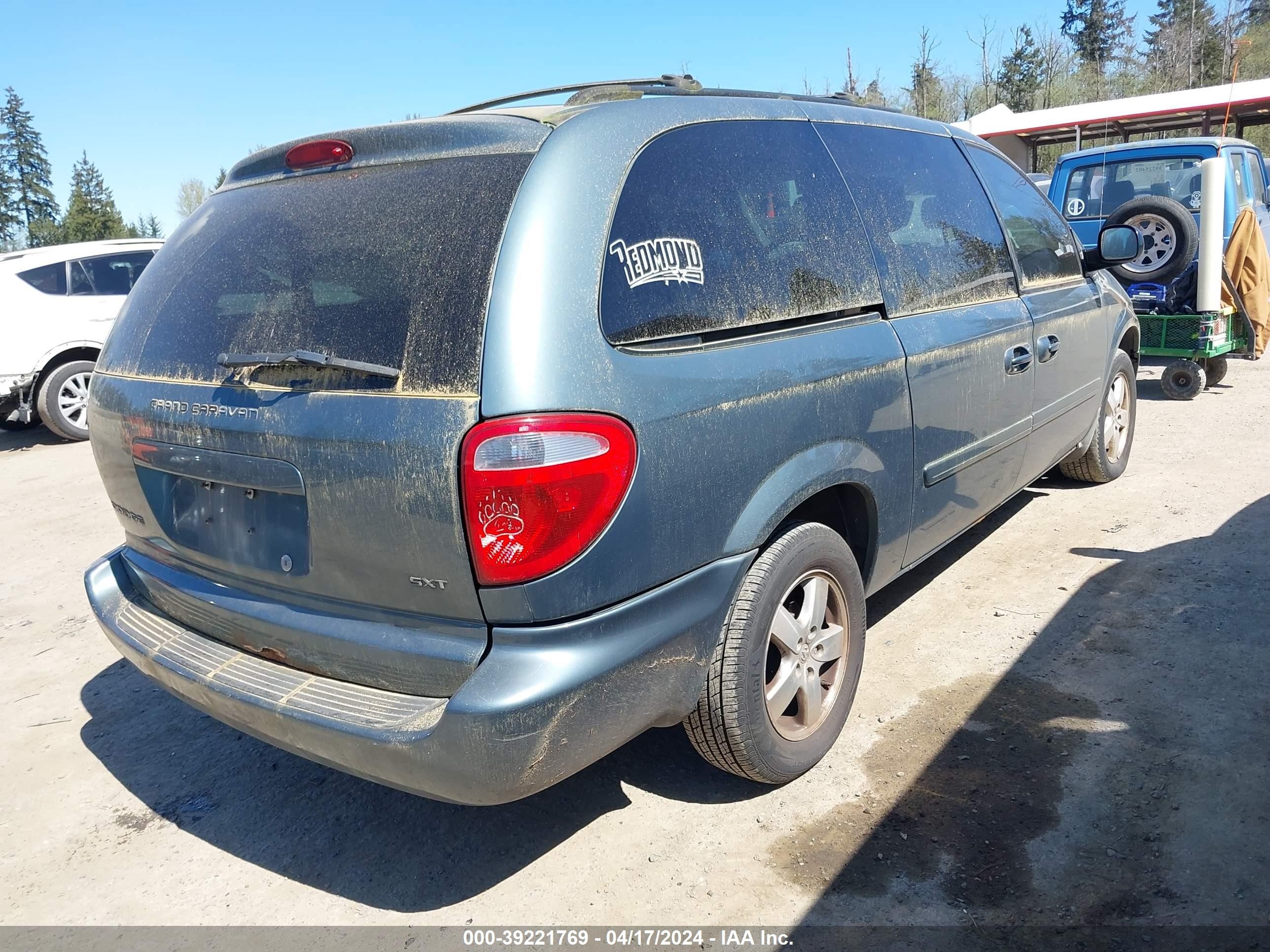 Photo 3 VIN: 2D4GP44L77R196317 - DODGE CARAVAN 