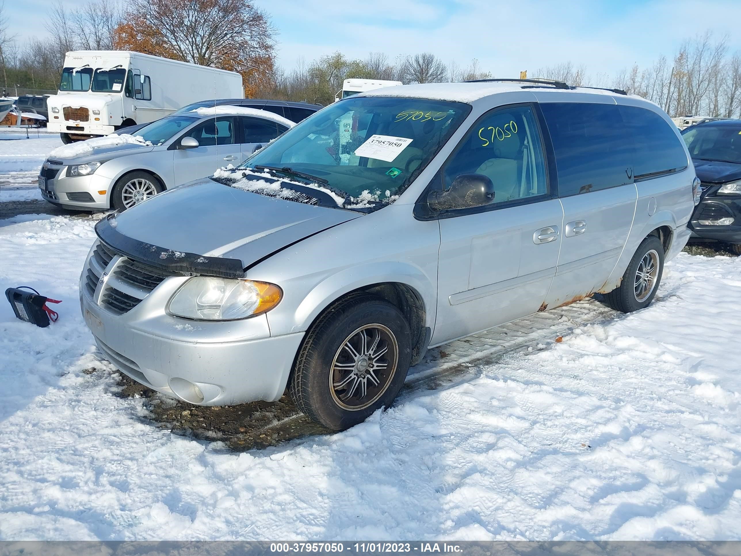 Photo 1 VIN: 2D4GP44L77R296515 - DODGE CARAVAN 